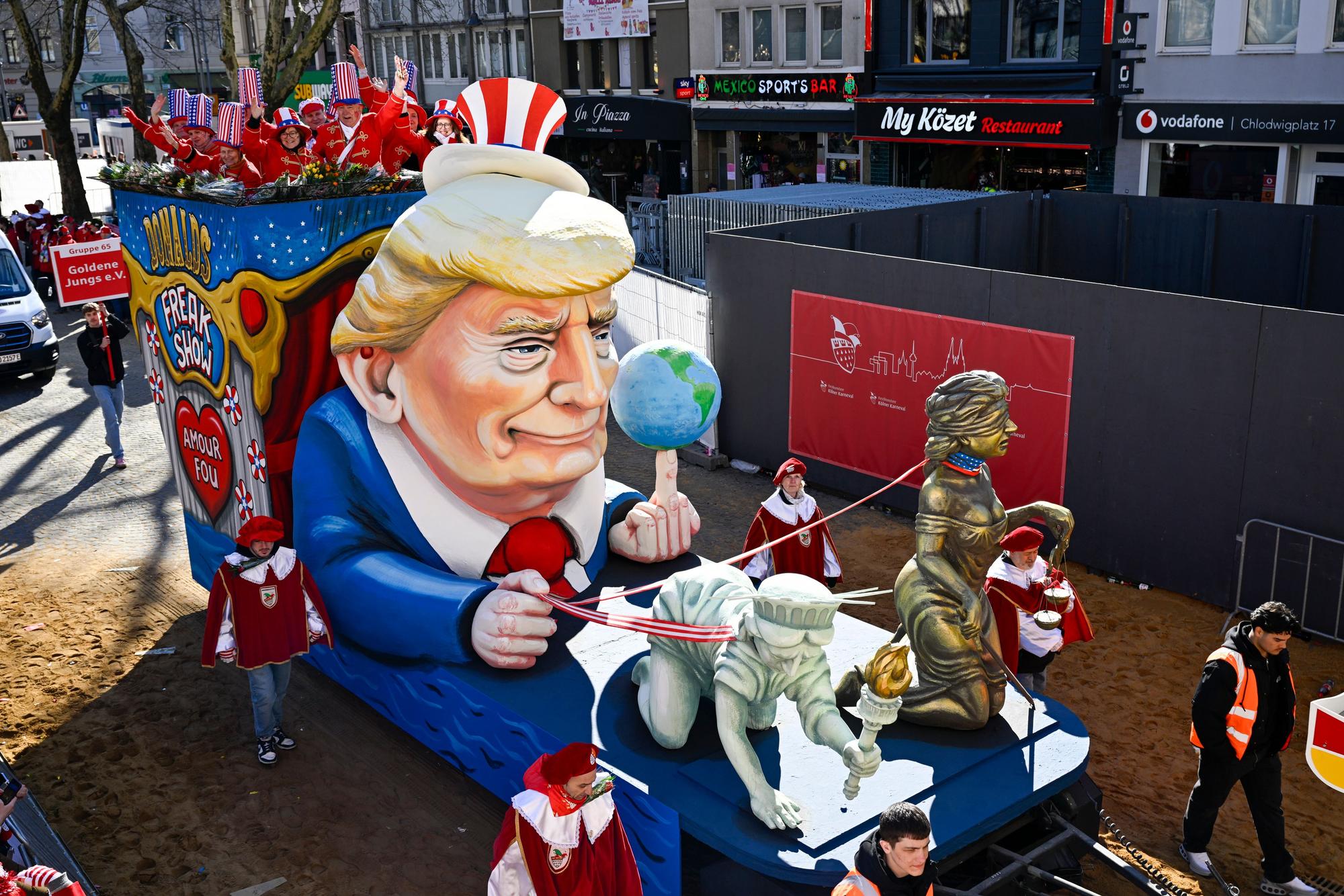 03.03.2025, Köln: Der Rosenmontagszug zieht durch die Severinstraße. Die Jecken feiern am Rosenmontag den Karneval bei bestem Wetter und schönstem Sonnenschein. Foto: Uwe Weiser