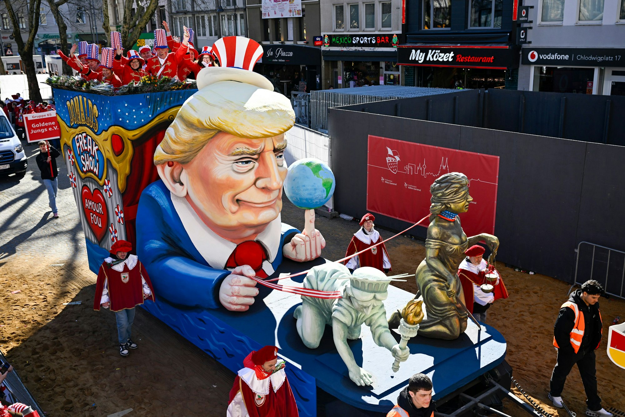 03.03.2025, Köln: Der Rosenmontagszug zieht durch die Severinstraße. Die Jecken feiern am Rosenmontag den Karneval bei bestem Wetter und schönstem Sonnenschein. Foto: Uwe Weiser