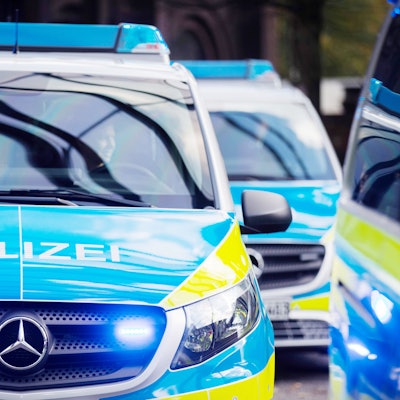 Ein Streifenwagen der Polizei mit eingeschaltetem Blaulicht.