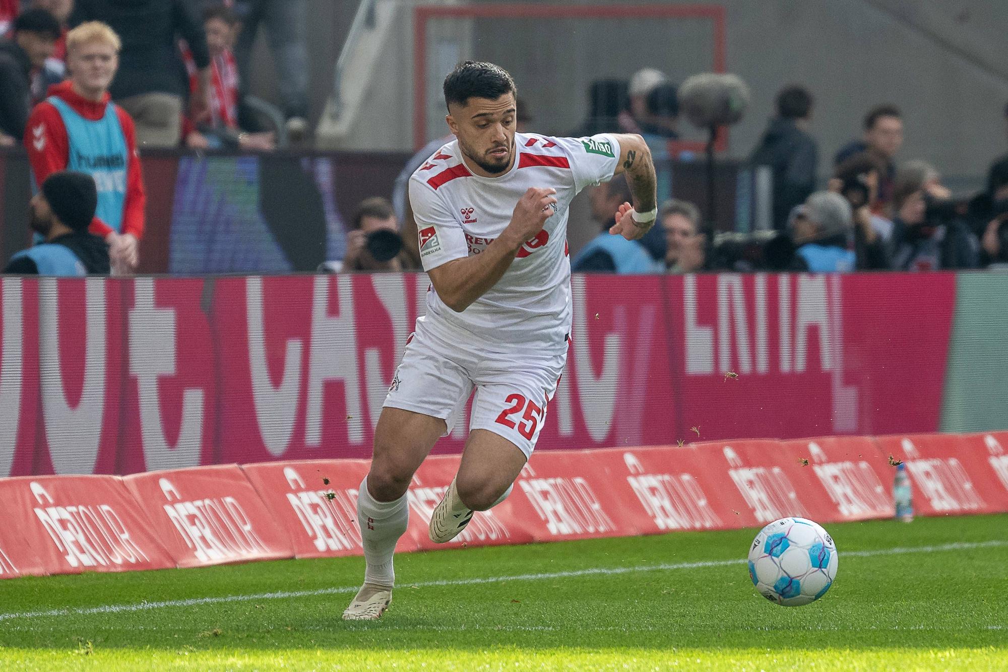 23.02.2025, Fussball: 2. Bundesliga, Saison 2024/2025, 23. Spieltag, 1. FC Koeln - Fortuna Duesseldorf im RheinEnergieStadion in Koeln. Jusuf Gazibegovic 1. FC Koeln, 25 am Ball. Wichtiger Hinweis: Gemaess den Vorgaben der DFL Deutsche Fussball Liga bzw. des DFB Deutscher Fussball-Bund ist es untersagt, in dem Stadion und/oder vom Spiel angefertigte Fotoaufnahmen in Form von Sequenzbildern und/oder videoaehnlichen Fotostrecken zu verwerten bzw. verwerten zu lassen. Foto: Kirchner-Media/Thomas Haesler *** 23 02 2025, Soccer 2 Bundesliga, Season 2024 2025, Matchday 23, 1 FC Koeln Fortuna Duesseldorf at RheinEnergieStadion in Koeln Jusuf Gazibegovic 1 FC Koeln, 25 on the ball Important notice According to the regulations of the DFL German Football League and the DFB German Football Association, it is prohibited to use or have used photographs taken in the stadium and or of the match in the form of sequential images and or video-like photo series Photo Kirchner Media Thomas Haesler Copyright: xKirchner-Media/ThomasxHaeslerx