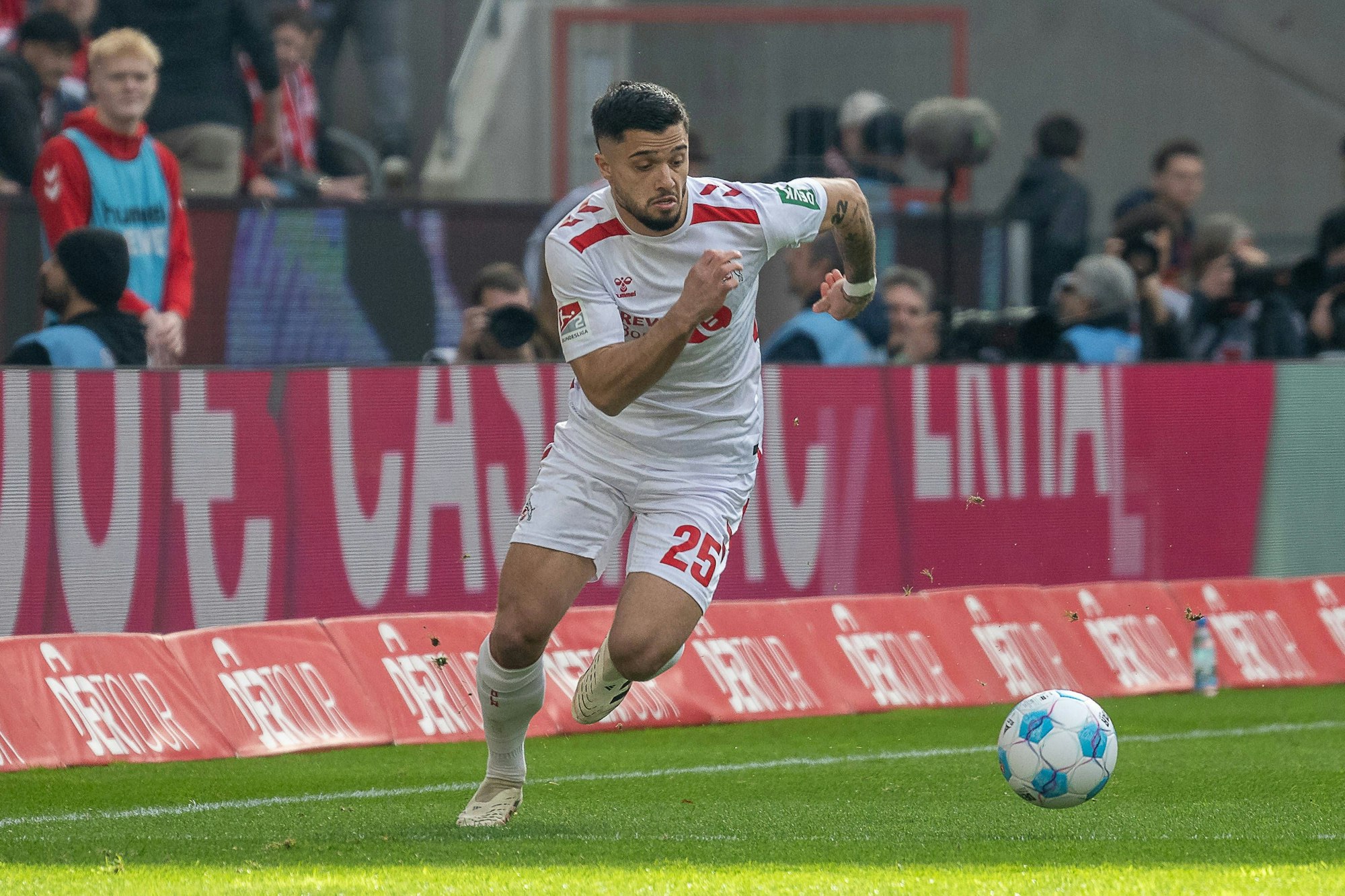 23.02.2025, Fussball: 2. Bundesliga, Saison 2024/2025, 23. Spieltag, 1. FC Koeln - Fortuna Duesseldorf im RheinEnergieStadion in Koeln. Jusuf Gazibegovic 1. FC Koeln, 25 am Ball. Wichtiger Hinweis: Gemaess den Vorgaben der DFL Deutsche Fussball Liga bzw. des DFB Deutscher Fussball-Bund ist es untersagt, in dem Stadion und/oder vom Spiel angefertigte Fotoaufnahmen in Form von Sequenzbildern und/oder videoaehnlichen Fotostrecken zu verwerten bzw. verwerten zu lassen. Foto: Kirchner-Media/Thomas Haesler *** 23 02 2025, Soccer 2 Bundesliga, Season 2024 2025, Matchday 23, 1 FC Koeln Fortuna Duesseldorf at RheinEnergieStadion in Koeln Jusuf Gazibegovic 1 FC Koeln, 25 on the ball Important notice According to the regulations of the DFL German Football League and the DFB German Football Association, it is prohibited to use or have used photographs taken in the stadium and or of the match in the form of sequential images and or video-like photo series Photo Kirchner Media Thomas Haesler Copyright: xKirchner-Media/ThomasxHaeslerx