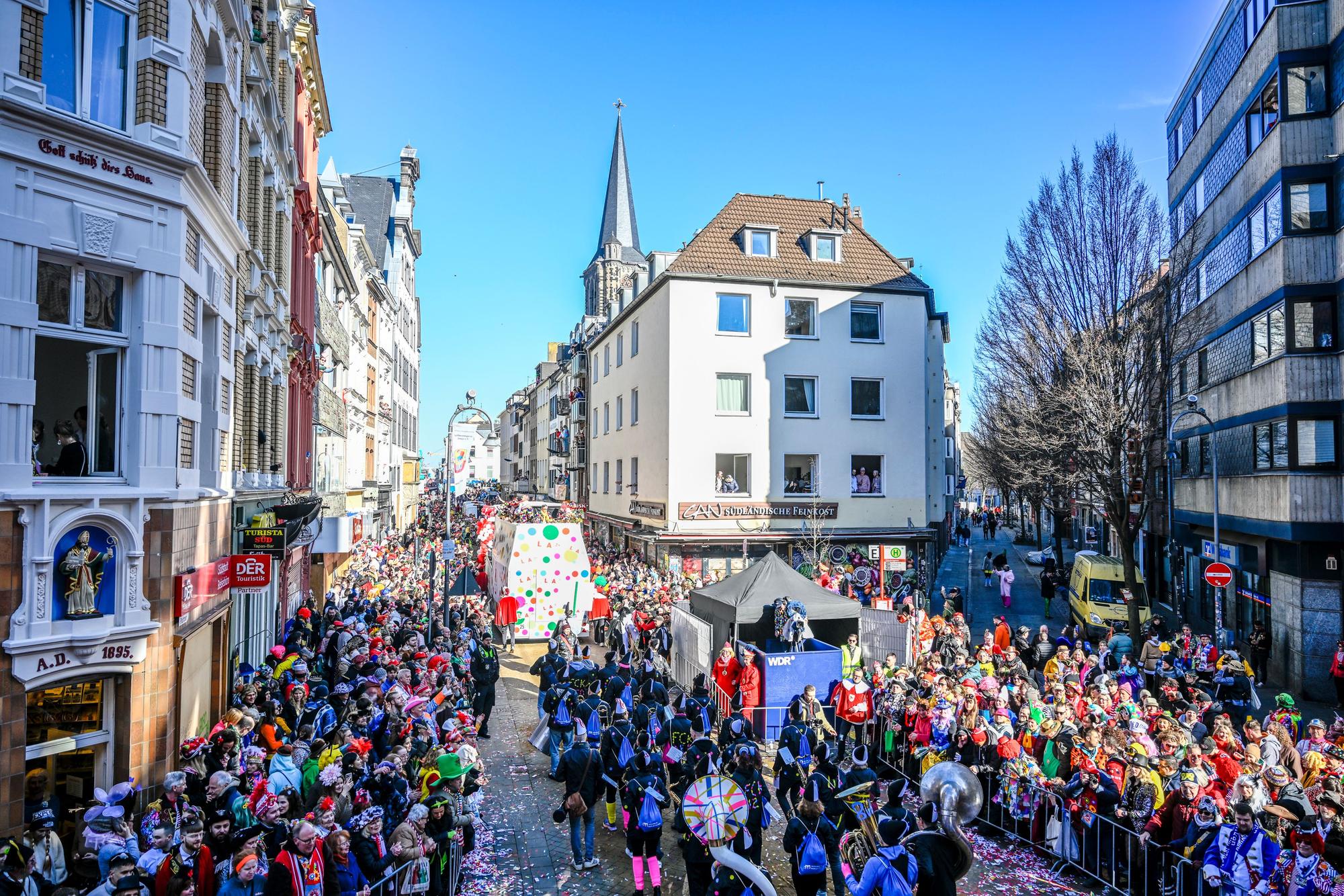 Traumwetter während des Rosenmontagszugs