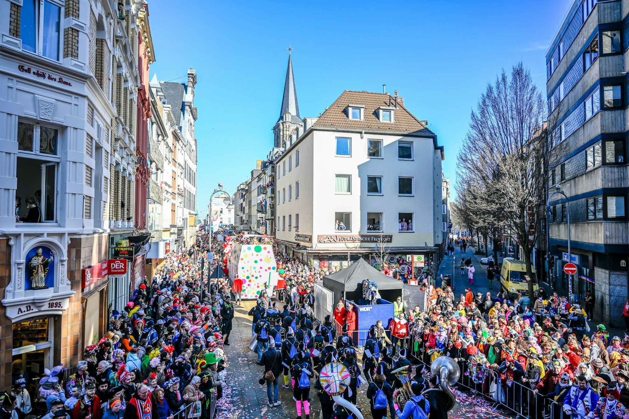 Traumwetter während des Rosenmontagszugs