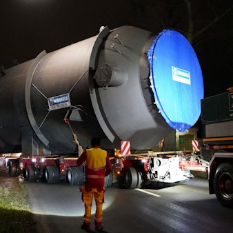 Für die neue Grundöl-Anlage im Shell Energy and Chemicals Park Rheinland wurden jüngst hohe Kolonnen angeliefert.