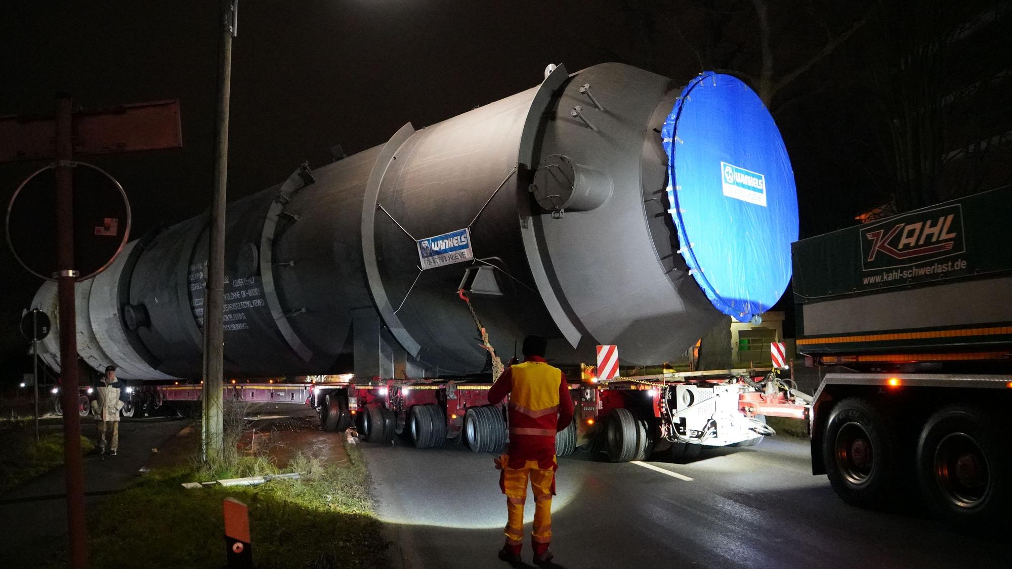 Für die neue Grundöl-Anlage im Shell Energy and Chemicals Park Rheinland wurden jüngst hohe Kolonnen angeliefert.