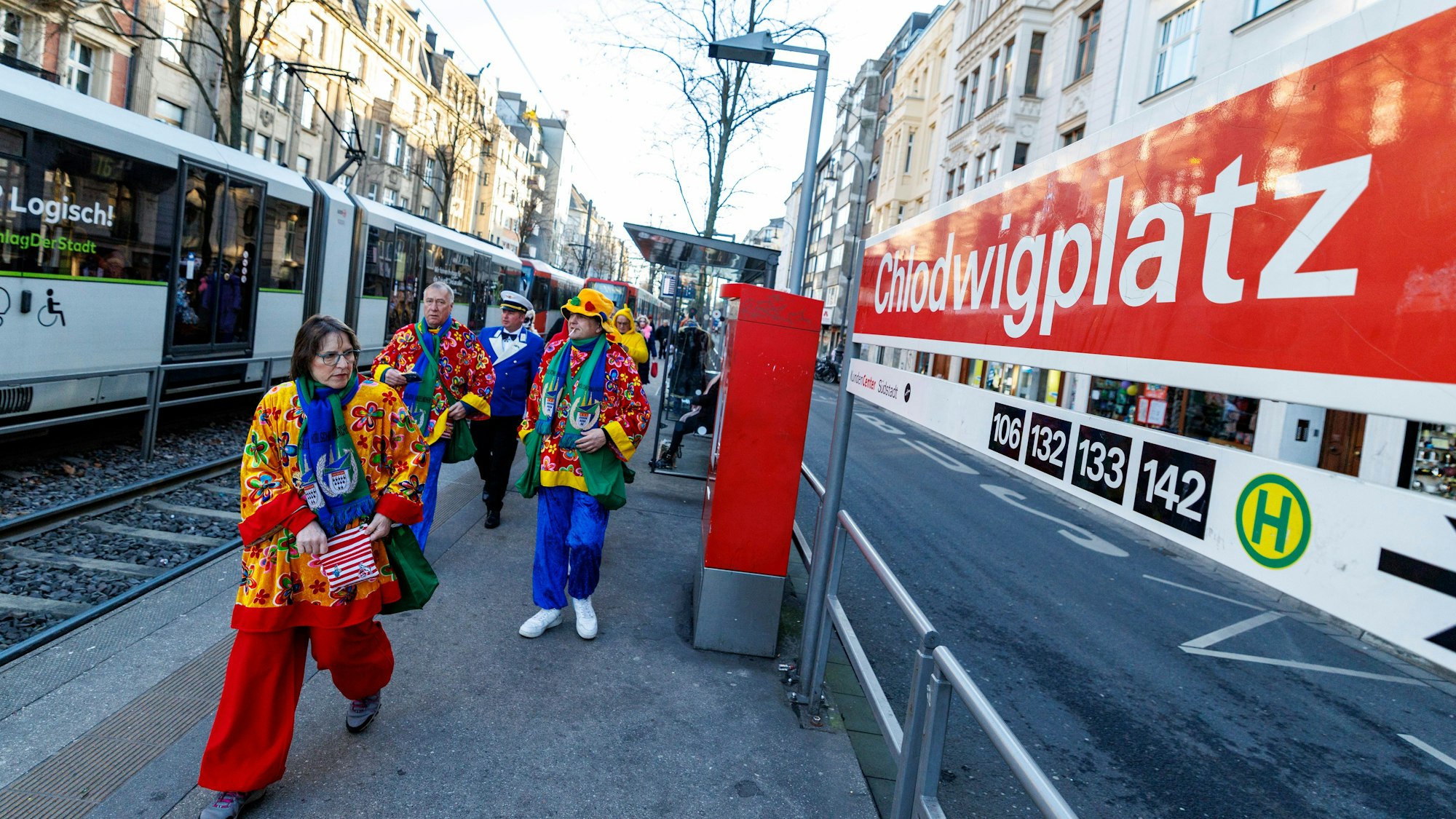 Karnevalisten kommen am Rosenmontag mit der Straßenbahn am Chlodwigplatz an.