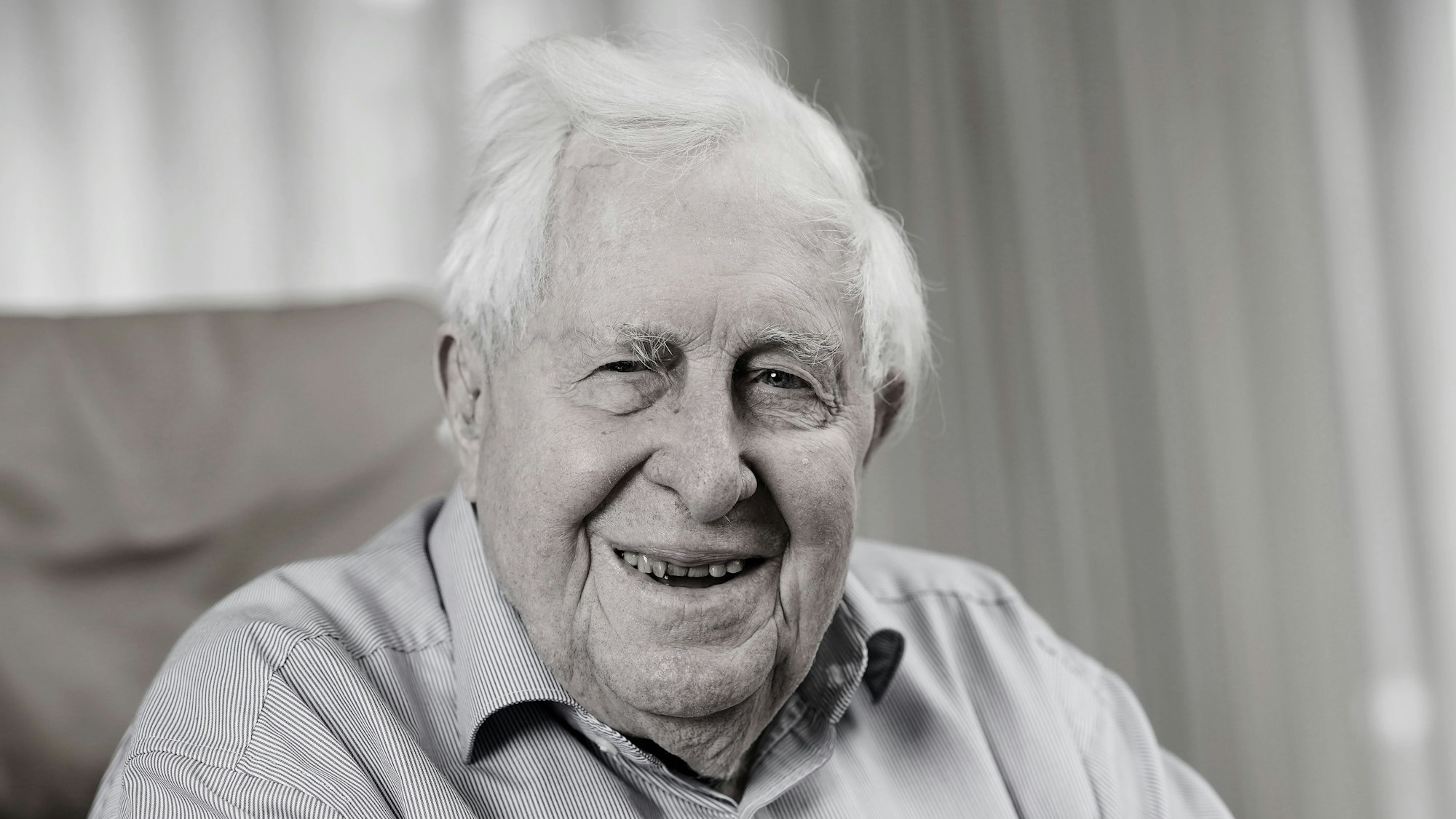 ARCHIV - 15.11.2022, Rheinland-Pfalz, Speyer: Bernhard Vogel (CDU), ehemaliger Ministerpräsident von Rheinland-Pfalz und Thüringen, lächelt während eines Gesprächs in seinem Wohnzimmer. Der CDU-Politiker Bernhard Vogel ist tot. Foto: Uwe Anspach/dpa +++ dpa-Bildfunk +++