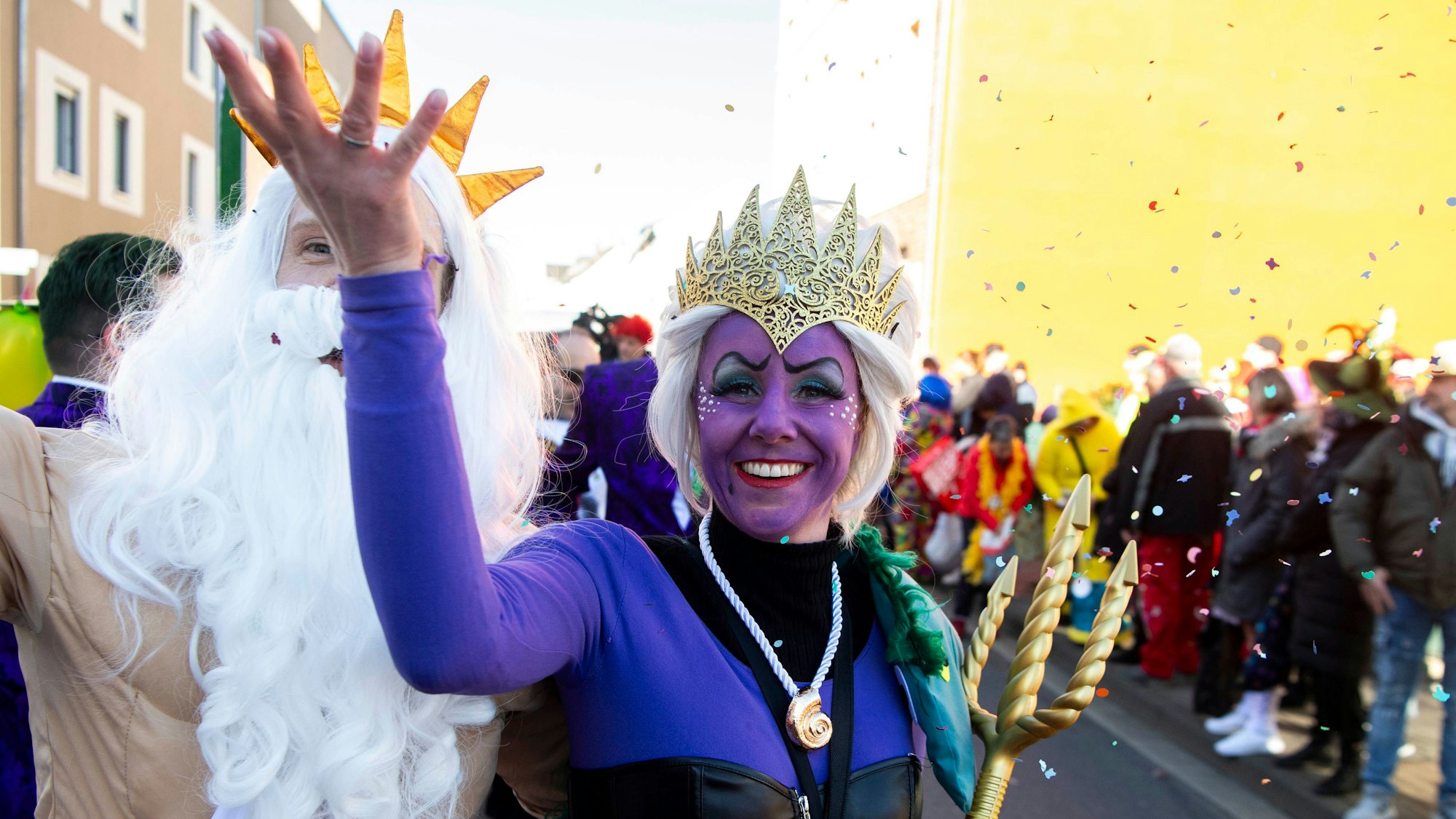 Der Euskirchener Rosenmontagszug ist gestartet. Bei strahlendem Sonnenschein ziehen 68 Gruppen durch die Kreisstadt.
