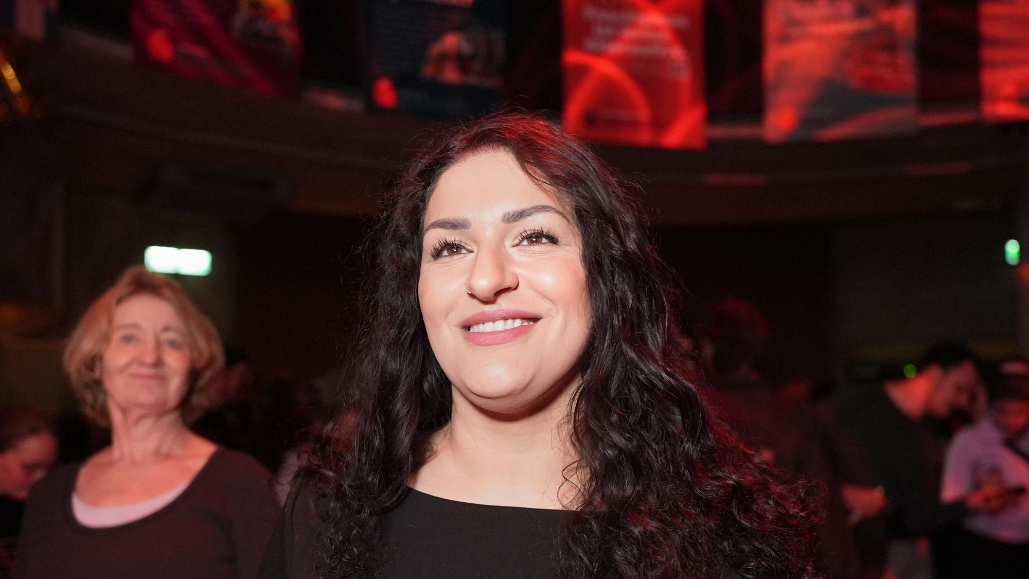 Das Bild zeigt die Hamburger Spitzenkandidatin der Die Linke, Cansu Özdemir, am Abend der Bürgerschaftswahl 2025.