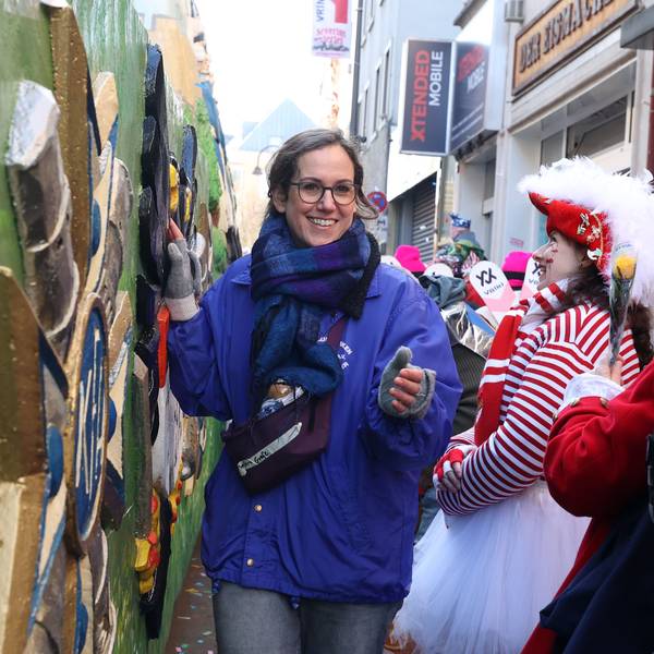 03.03.2025
Köln:
Rosenmontagszug:
Rosenmontagszug: Reporterin Barbara Grofe erlebt den Zug als Wagenengel bei der ersten Gruppe, die auf die Strecke geht und läuft neben einem Fahrzeug der „Kölner Funken Artillerie blau-weiß von 1870 – Blaue Funken“ her.
Foto: Martina Goyert