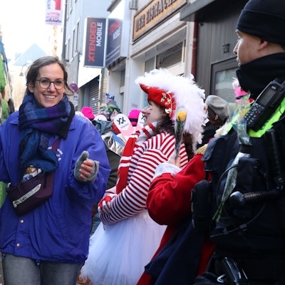 03.03.2025
Köln:
Rosenmontagszug:
Rosenmontagszug: Reporterin Barbara Grofe erlebt den Zug als Wagenengel bei der ersten Gruppe, die auf die Strecke geht und läuft neben einem Fahrzeug der „Kölner Funken Artillerie blau-weiß von 1870 – Blaue Funken“ her.
Foto: Martina Goyert