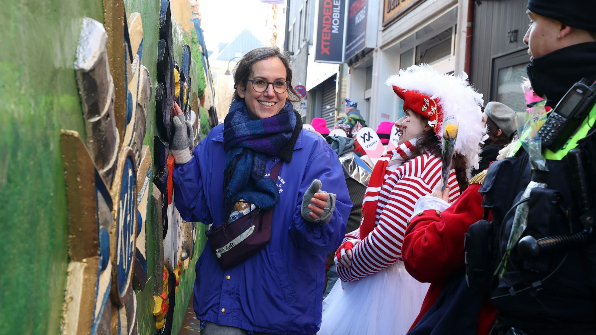 03.03.2025
Köln:
Rosenmontagszug:
Rosenmontagszug: Reporterin Barbara Grofe erlebt den Zug als Wagenengel bei der ersten Gruppe, die auf die Strecke geht und läuft neben einem Fahrzeug der „Kölner Funken Artillerie blau-weiß von 1870 – Blaue Funken“ her.
Foto: Martina Goyert