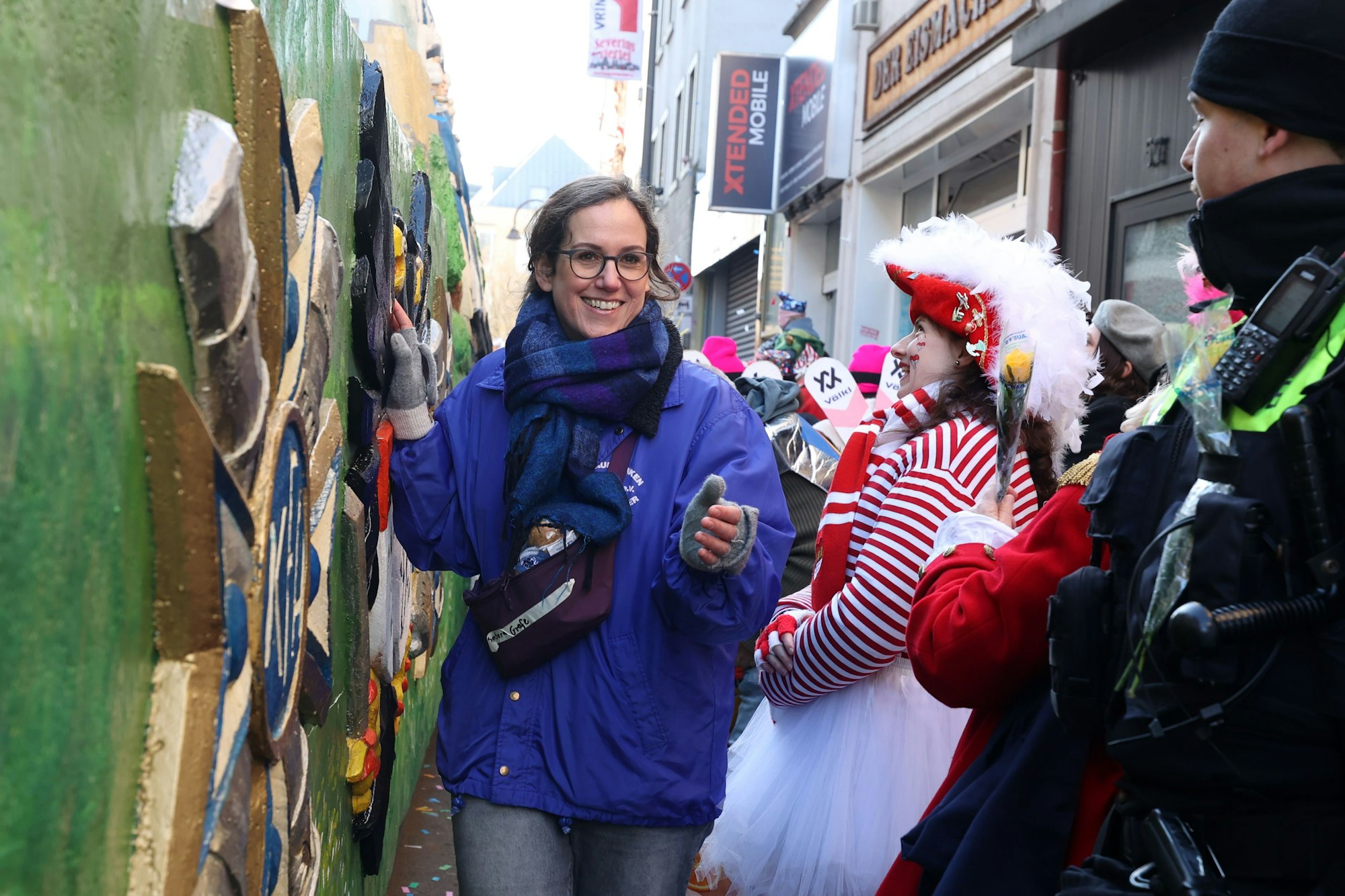 Reporterin Barbara Grofe erlebt den Zug als Wagenengel bei den Blauen Funken.