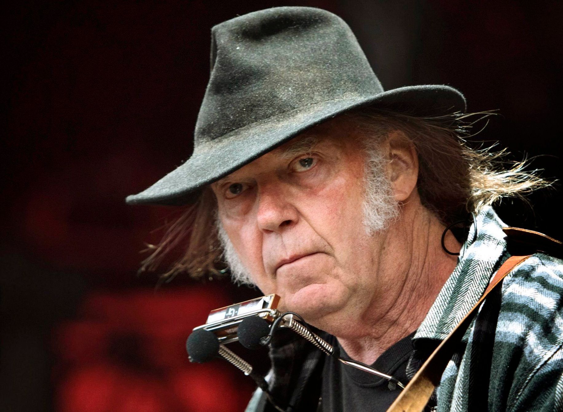 ARCHIV - 01.07.2016, Dänemark, Roskilde: Neil Young tritt auf dem Roskilde Festival auf. Weil sie Falschinformationen über Corona-Impfstoffe verbreitet haben soll, hat der kanadische Rockstar Neil Young der Audio-Plattform Spotify mit einem Boykott gedroht. Foto: Nils Meilvang/SCANPIX DENMARK/dpa +++ dpa-Bildfunk +++