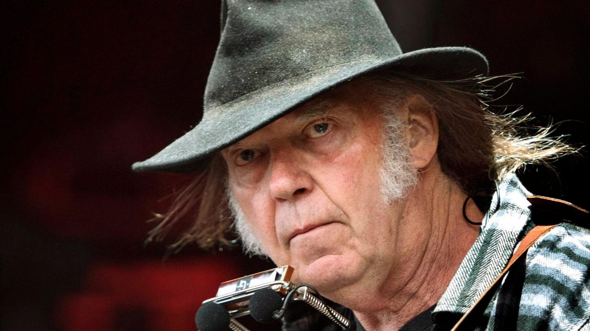 ARCHIV - 01.07.2016, Dänemark, Roskilde: Neil Young tritt auf dem Roskilde Festival auf. Weil sie Falschinformationen über Corona-Impfstoffe verbreitet haben soll, hat der kanadische Rockstar Neil Young der Audio-Plattform Spotify mit einem Boykott gedroht. Foto: Nils Meilvang/SCANPIX DENMARK/dpa +++ dpa-Bildfunk +++