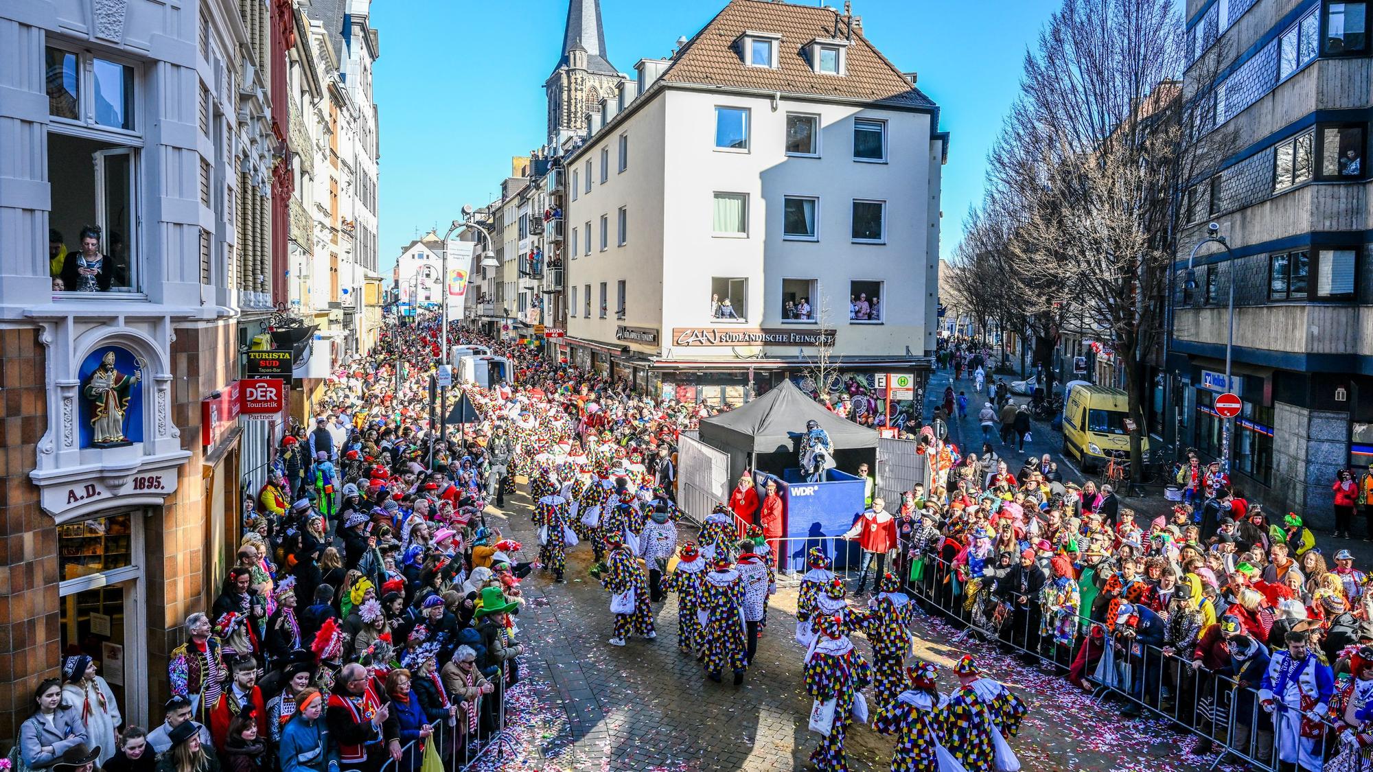 Ein Blick in die Severinstraße bei bestem Karnevalswetter.