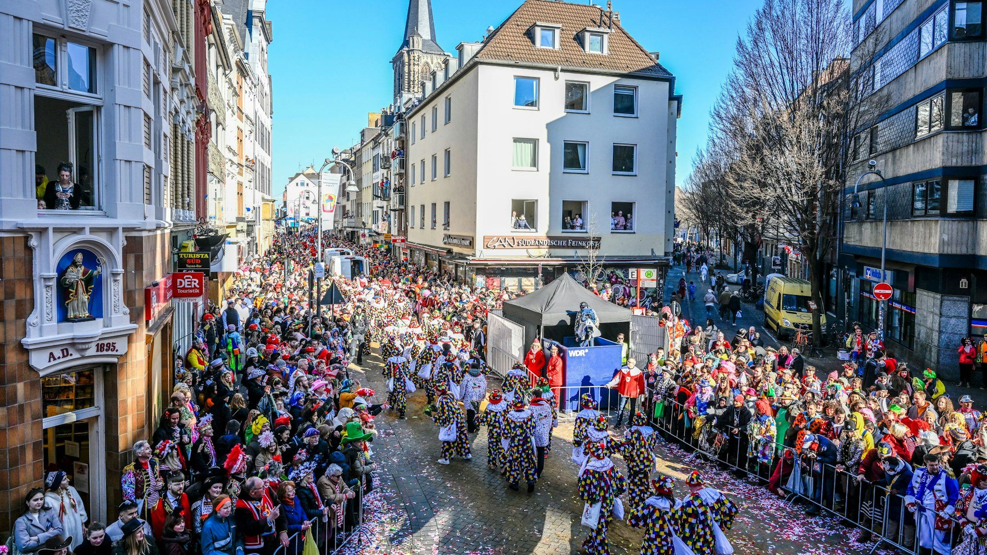 Ein Blick in die Severinstraße bei bestem Karnevalswetter.