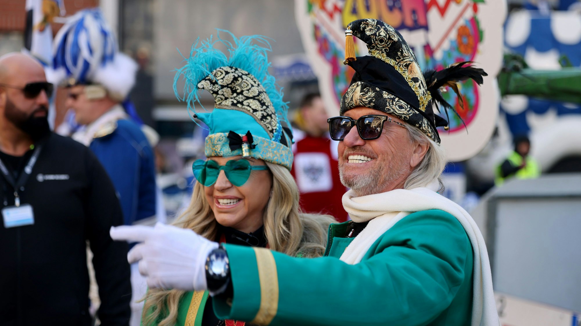 Robert Geiss und seine Frau Carmen waren erstmals beim Kölner Rosenmontagszug auf einem Wagen dabei.