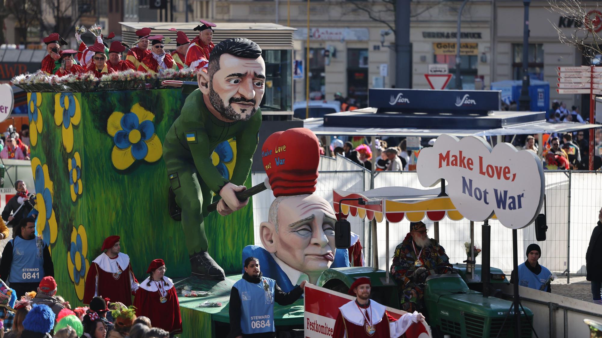 Ein Motivwagen zum Thema Ukraine-Krieg (´Make Love not War) beim Rosenmontagszug.