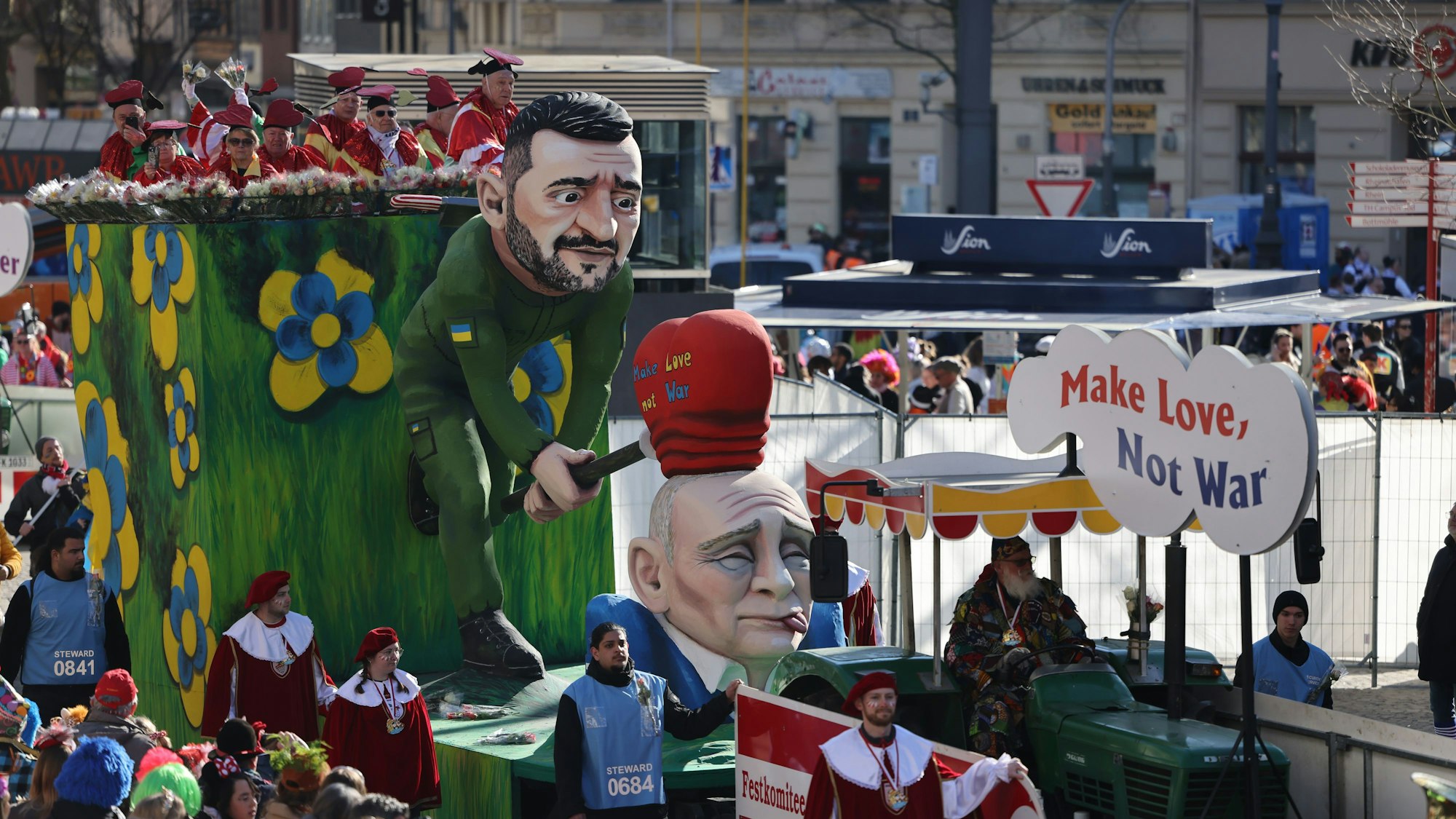 Ein Motivwagen zum Thema Ukraine-Krieg (´Make Love not War) beim Rosenmontagszug.