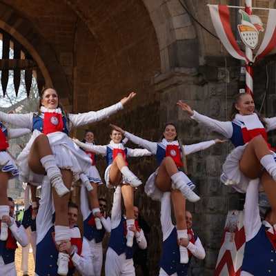 03.03.2025, Nordrhein-Westfalen, Köln: "Müllemer Mädcher" treten beim Rosenmontagszug auf. Mit den Rosenmontagszügen erreicht der rheinische Straßenkarneval seinen Höhepunkt. Das Motto der Kölner Karnevalssession 2025 lautet «FasteLOVEnd - Wenn Dräum widder blöhe». Foto: Oliver Berg/dpa +++ dpa-Bildfunk +++