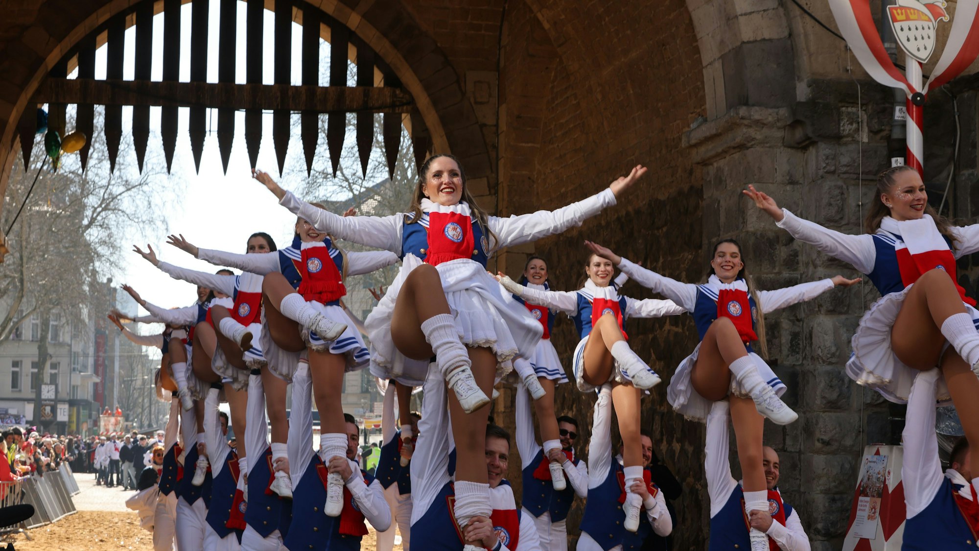 03.03.2025, Nordrhein-Westfalen, Köln: "Müllemer Mädcher" treten beim Rosenmontagszug auf. Mit den Rosenmontagszügen erreicht der rheinische Straßenkarneval seinen Höhepunkt. Das Motto der Kölner Karnevalssession 2025 lautet «FasteLOVEnd - Wenn Dräum widder blöhe». Foto: Oliver Berg/dpa +++ dpa-Bildfunk +++