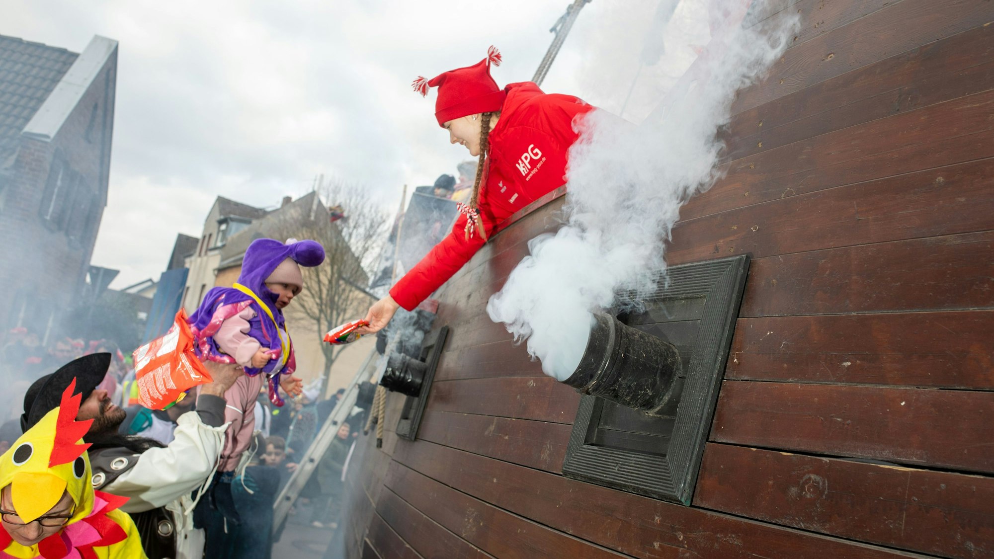 Kamelle und Strüßjer – die Ladung der „Osborne II“ – stellten die Wahner Piraten.