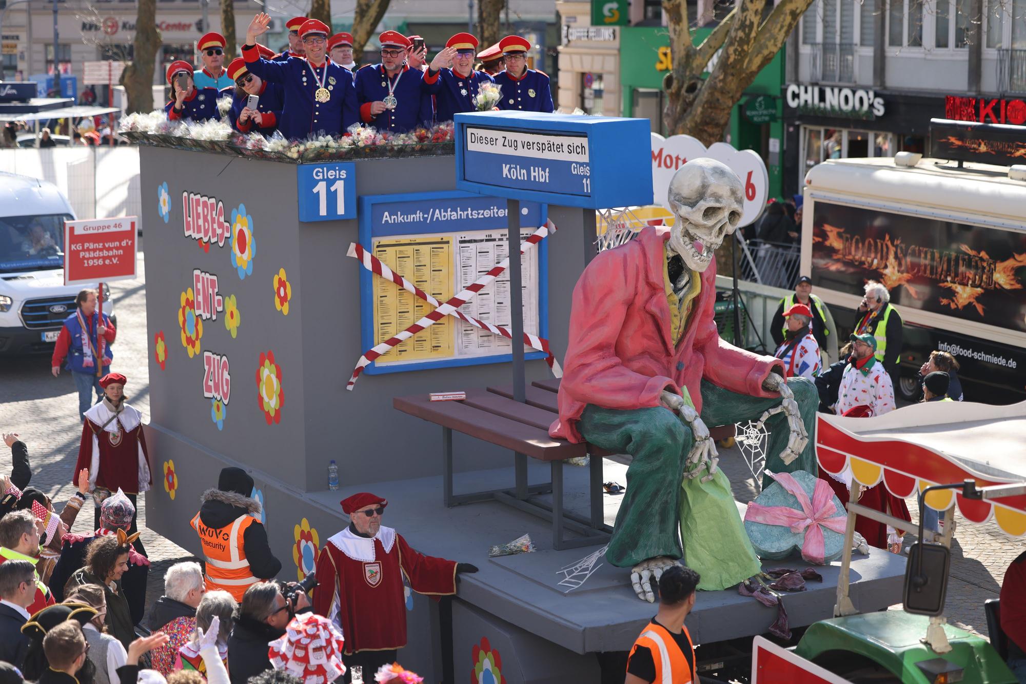 Ein Motivwagen zum Thema Bahnverspätung ('Liebesent-Zug - Wenn d’r Zoch nit kütt') fährt beim Rosenmontagszug mit.