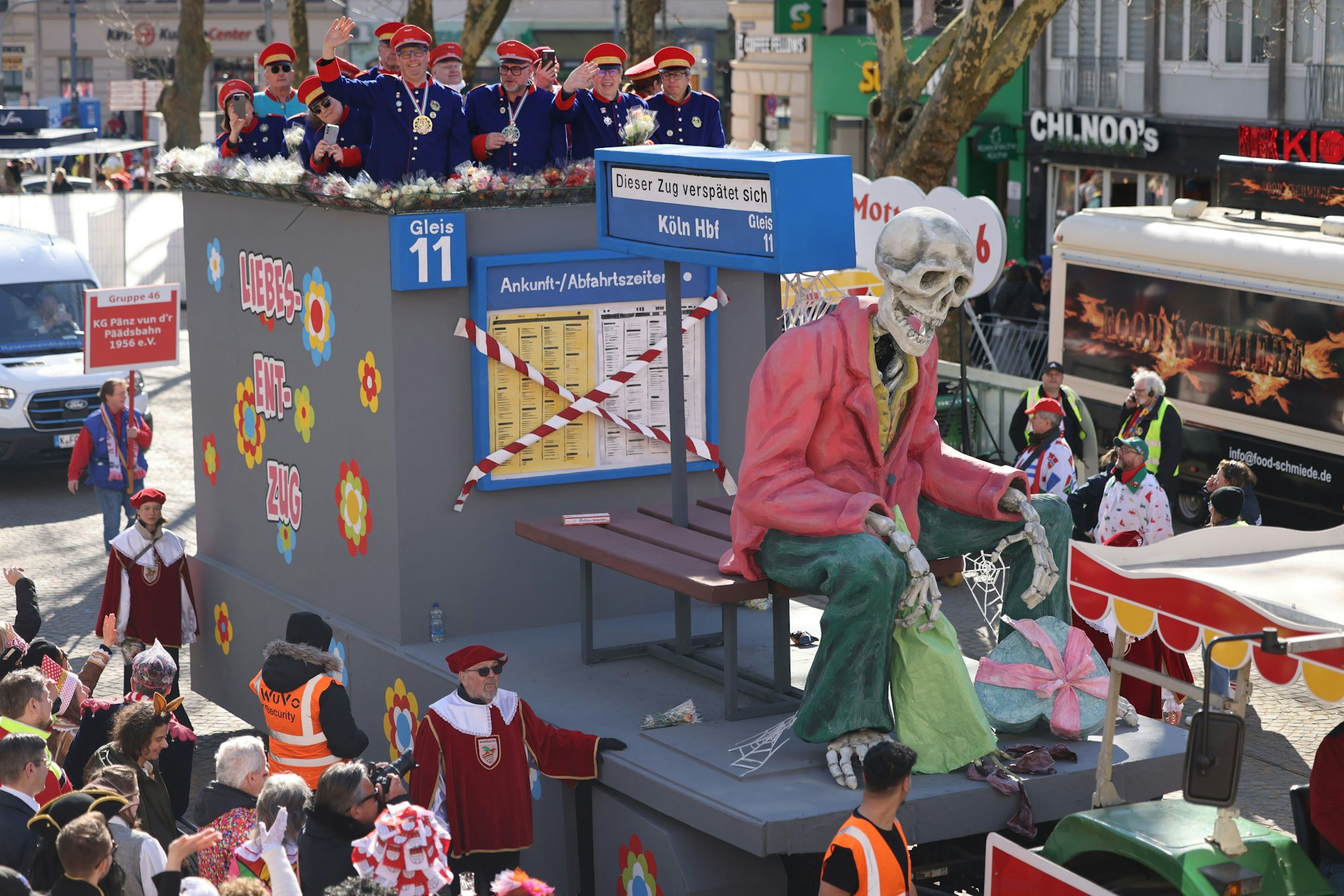 Ein Motivwagen zum Thema Bahnverspätung ('Liebesent-Zug - Wenn d’r Zoch nit kütt') fährt beim Rosenmontagszug mit.