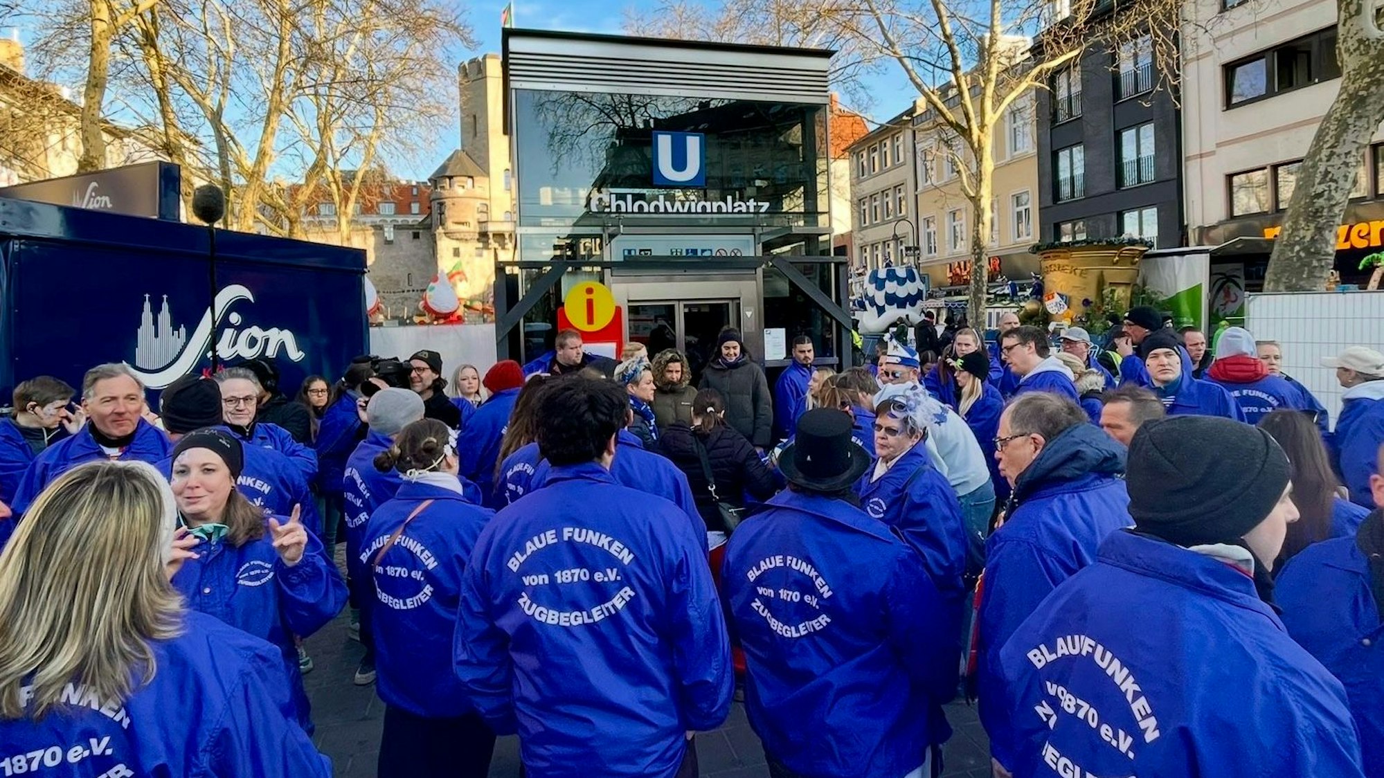 Nach der Jacken-Ausgabe an die Blaue-Funken-Wagenengel.