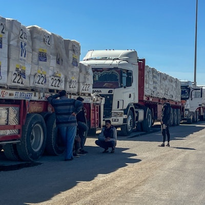 Lastwagen stehen auf der ägyptischen Seite des Grenzübergangs Rafah zwischen Ägypten und dem Gazastreifen, nachdem Israel die Einfahrt von Hilfslieferungen in den Gazastreifen blockiert hat.