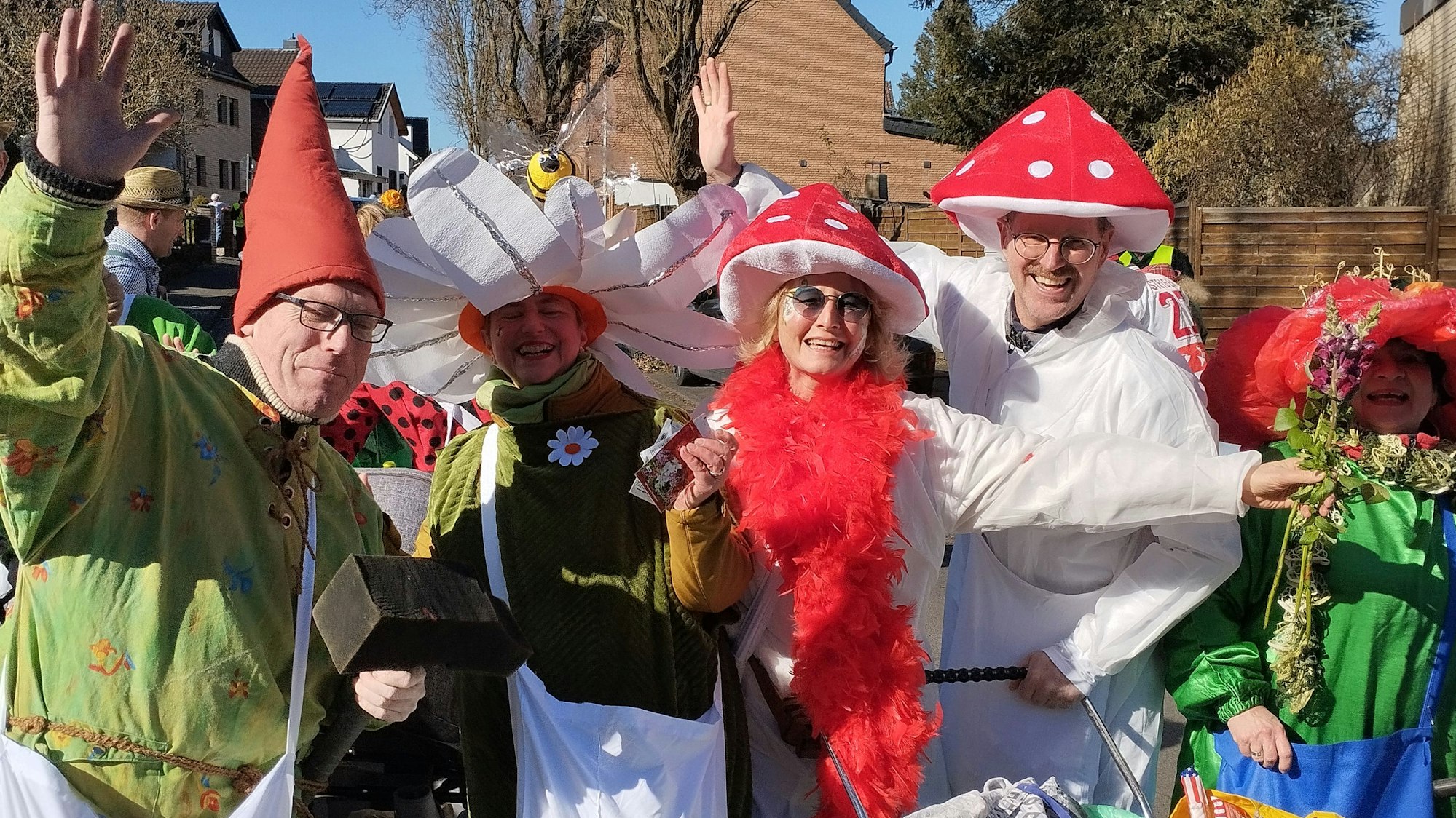 Zu sehen sind kostümierte Menschen.