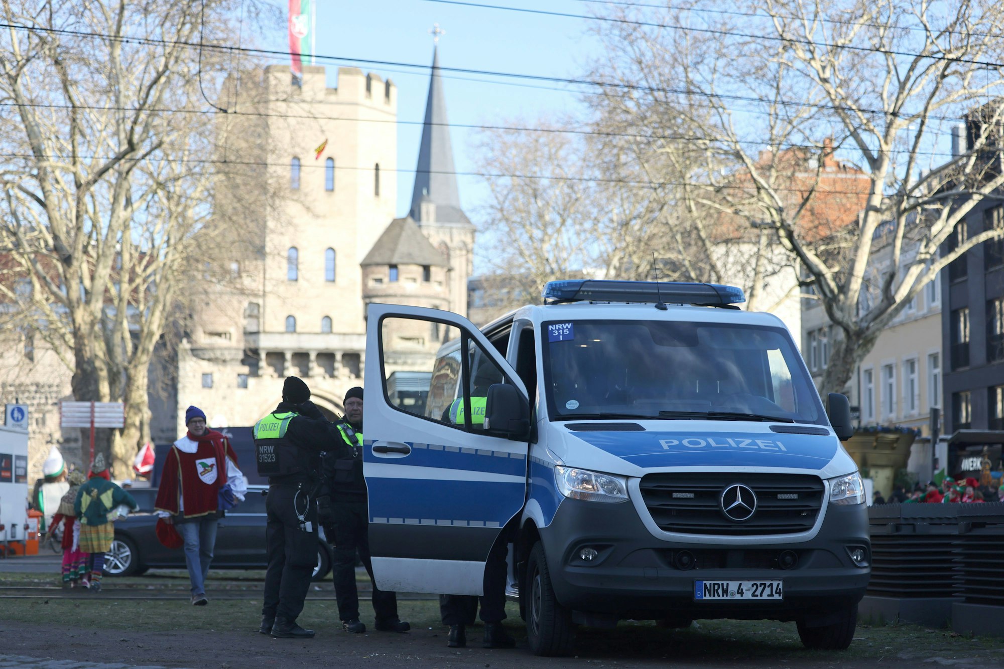 Polizei steht vor dem Severinstor.