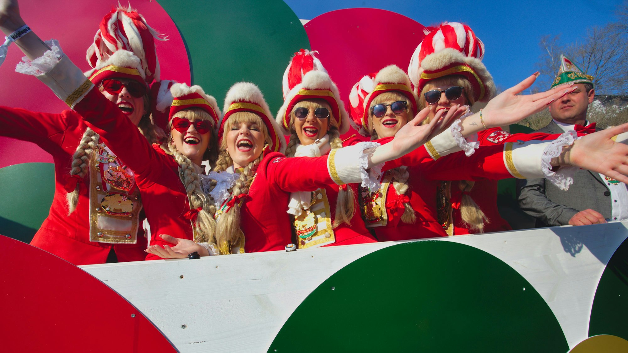 Mariechen auf einem Mottowagen bei einem Karnevalszug.