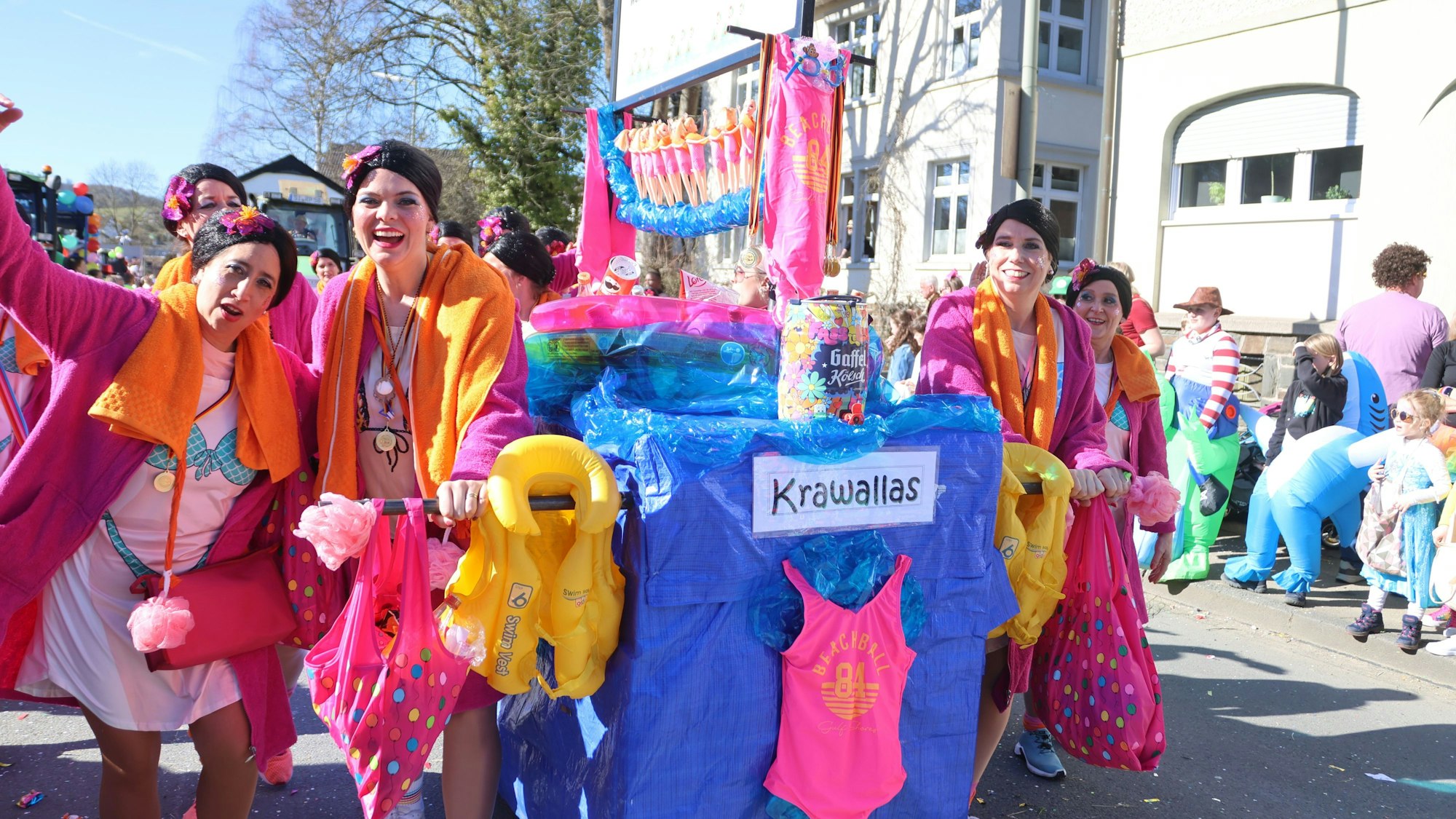 Eine bunt verkleidete Gruppe in einem Karnevalszug.