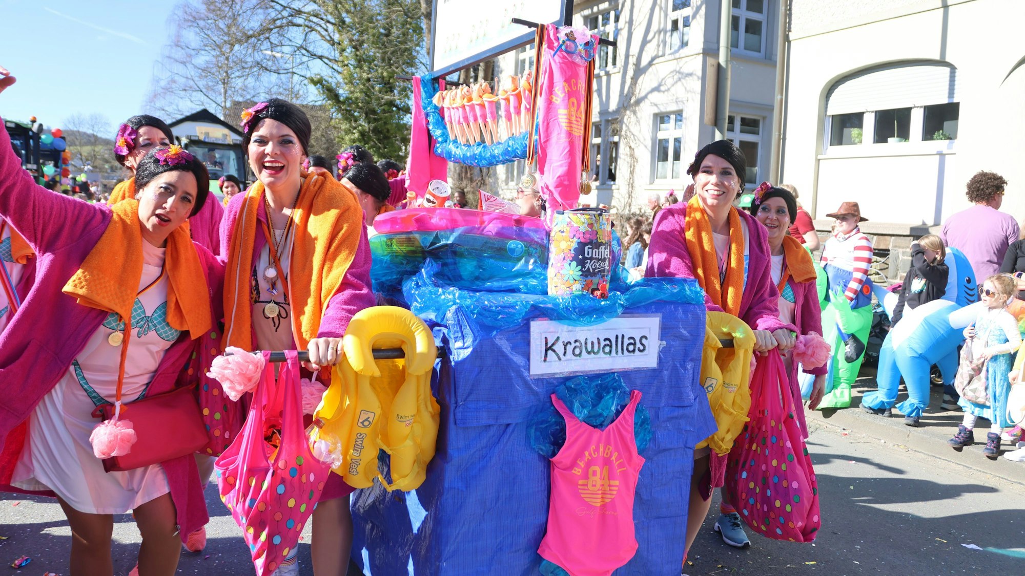 Eine bunt verkleidete Gruppe in einem Karnevalszug.