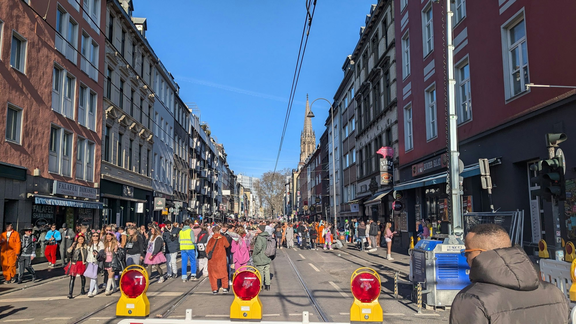 Die Zülpicher Straße um kurz vor 16 Uhr an Rosenmontag