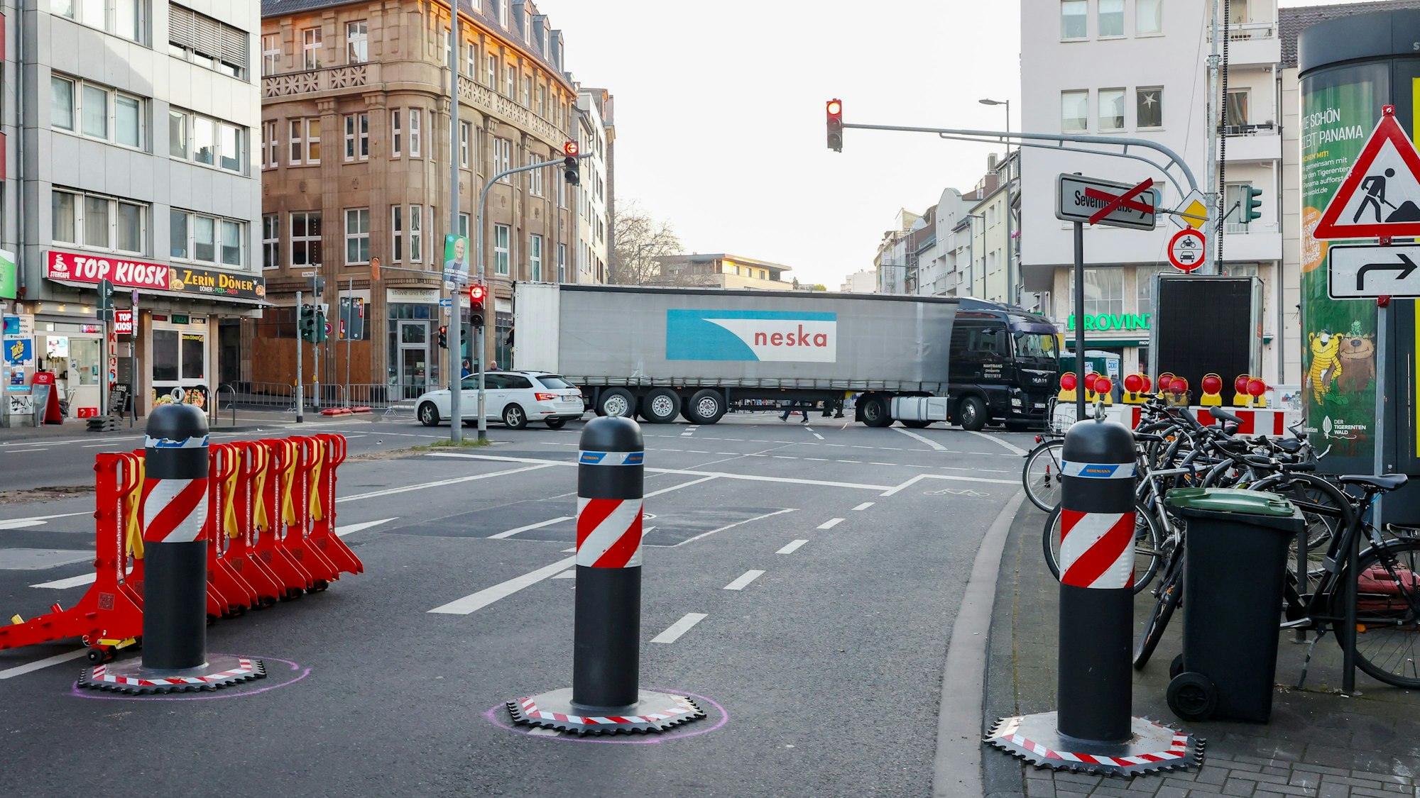 03.03.2025
Köln:
Absperrungen mit LKW am Rosenmontag
Waidmarkt Ecke Blaubach
Foto: Martina Goyert