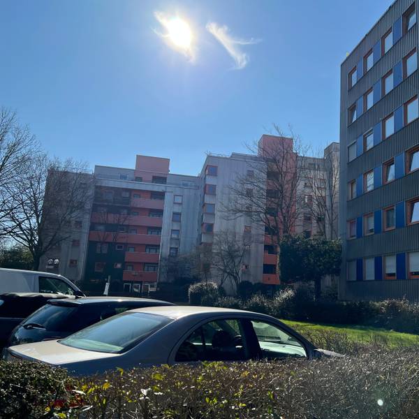 In Köln-Lövenich ist eine tote Person in einer Wohnung aufgefunden worden.
