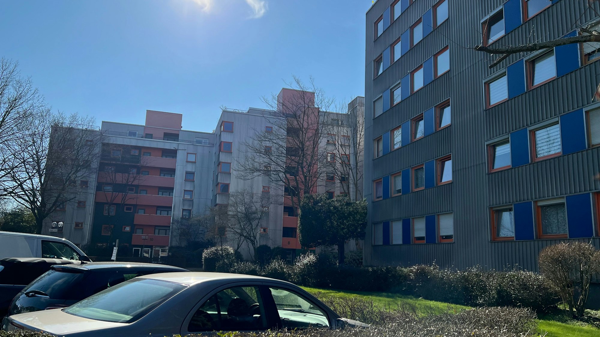 In einer Wohnanlage in Köln-Lövenich hat die Polizei am Sonntagabend (2.3.) eine Frauenleiche in einer Wohnung gefunden.