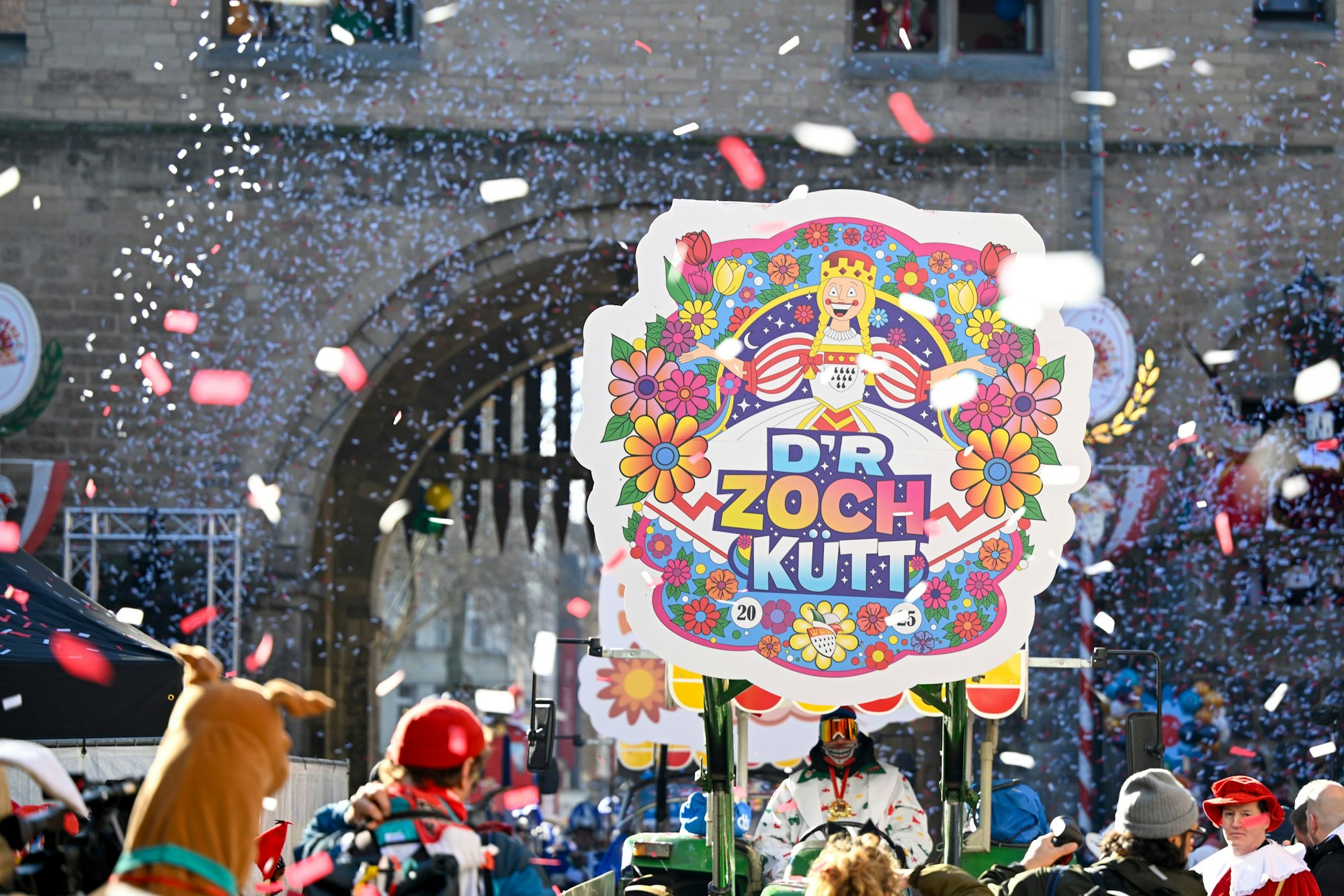 D`r Zoch kütt! Der Rosenmontagszug zieht durch die Severinstraße.