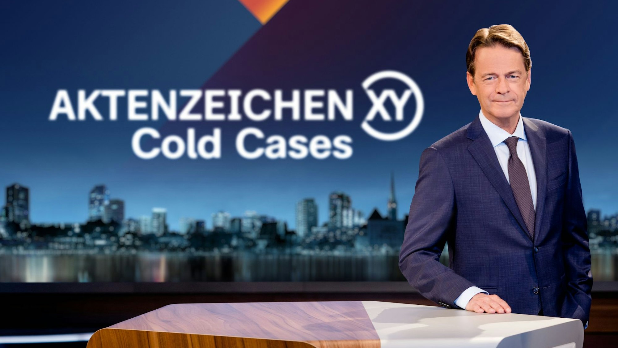 Moderator Rudi Cerne im Studio.