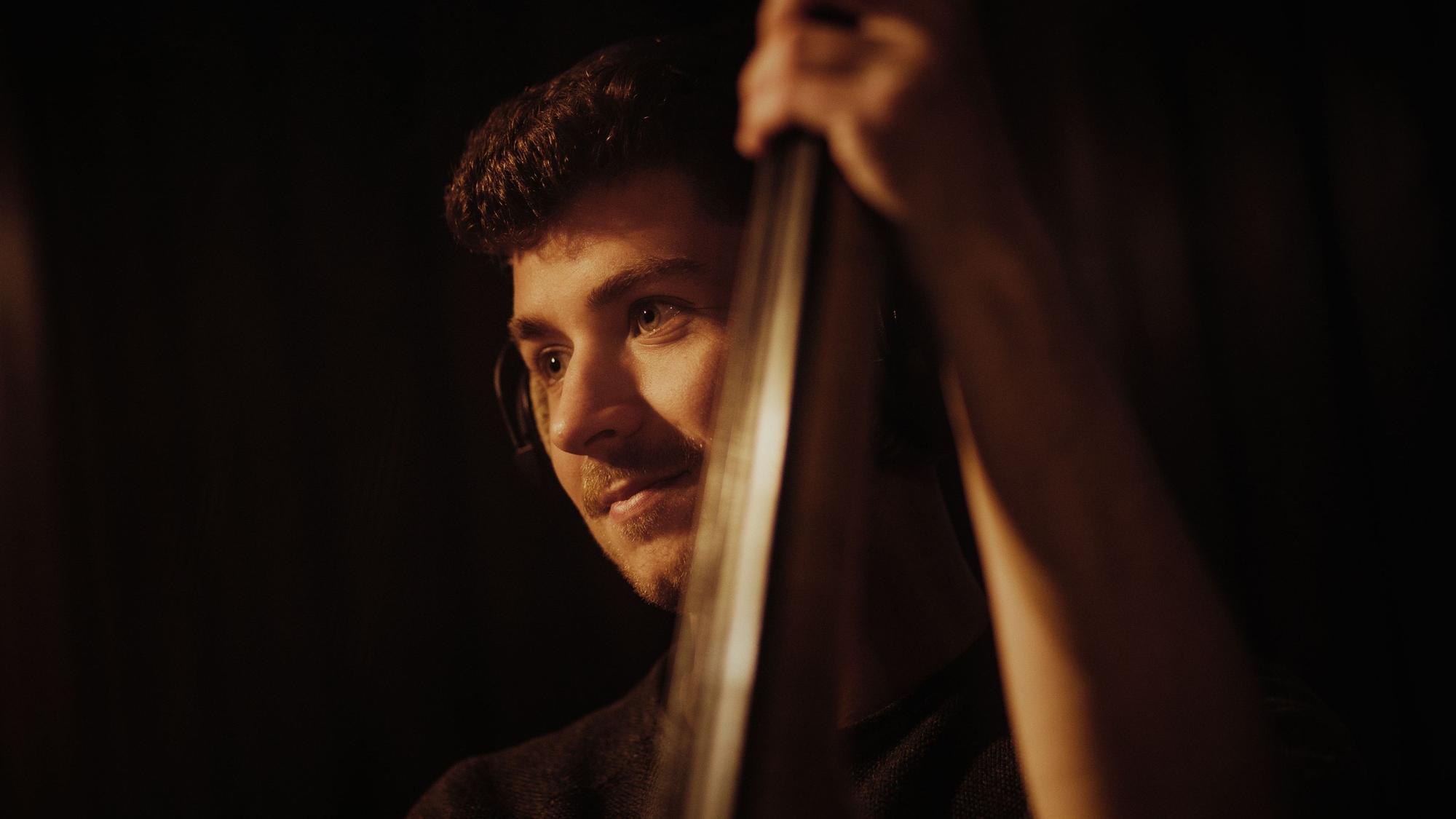 Bassist Roger Kintopf mit seinem Instrument