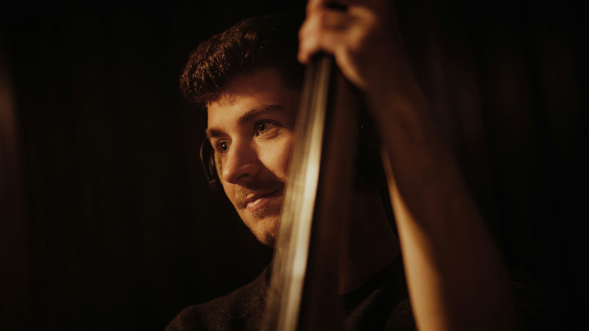 Bassist Roger Kintopf mit seinem Instrument