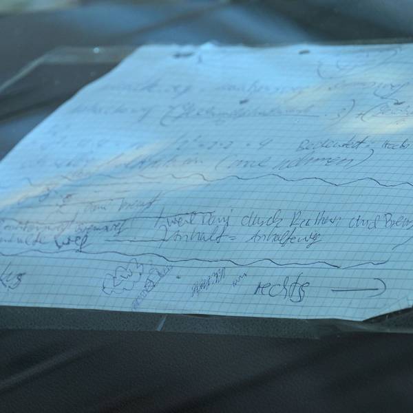 03.03.2025, Baden-Württemberg, Mannheim: Ein Zettel mit handschriftlichen Notizen klebt auf dem Armaturenbrett eines beschädigten Fahrzeugs, das an einer Zufahrt zur Rheinbrücke steht. Nach einem Vorfall mit einem Auto in der Mannheimer Innenstadt mit mindestens zwei Toten und mehreren Verletzten ist der mutmaßliche Fahrer nach Polizeiangaben festgenommen worden. Nach Polizeiangaben war ein Fahrzeug in eine Menschenmenge gefahren. Foto: Boris Roessler/dpa - ACHTUNG: Kennzeichen wurde(n) aus rechtlichen Gründen gepixelt +++ dpa-Bildfunk +++