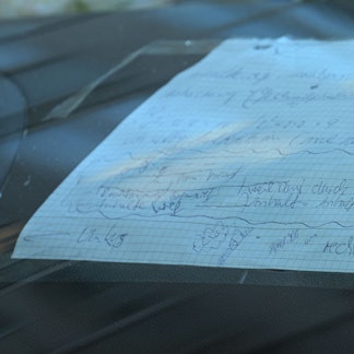 03.03.2025, Baden-Württemberg, Mannheim: Ein Zettel mit handschriftlichen Notizen klebt auf dem Armaturenbrett eines beschädigten Fahrzeugs, das an einer Zufahrt zur Rheinbrücke steht. Nach einem Vorfall mit einem Auto in der Mannheimer Innenstadt mit mindestens zwei Toten und mehreren Verletzten ist der mutmaßliche Fahrer nach Polizeiangaben festgenommen worden. Nach Polizeiangaben war ein Fahrzeug in eine Menschenmenge gefahren. Foto: Boris Roessler/dpa - ACHTUNG: Kennzeichen wurde(n) aus rechtlichen Gründen gepixelt +++ dpa-Bildfunk +++