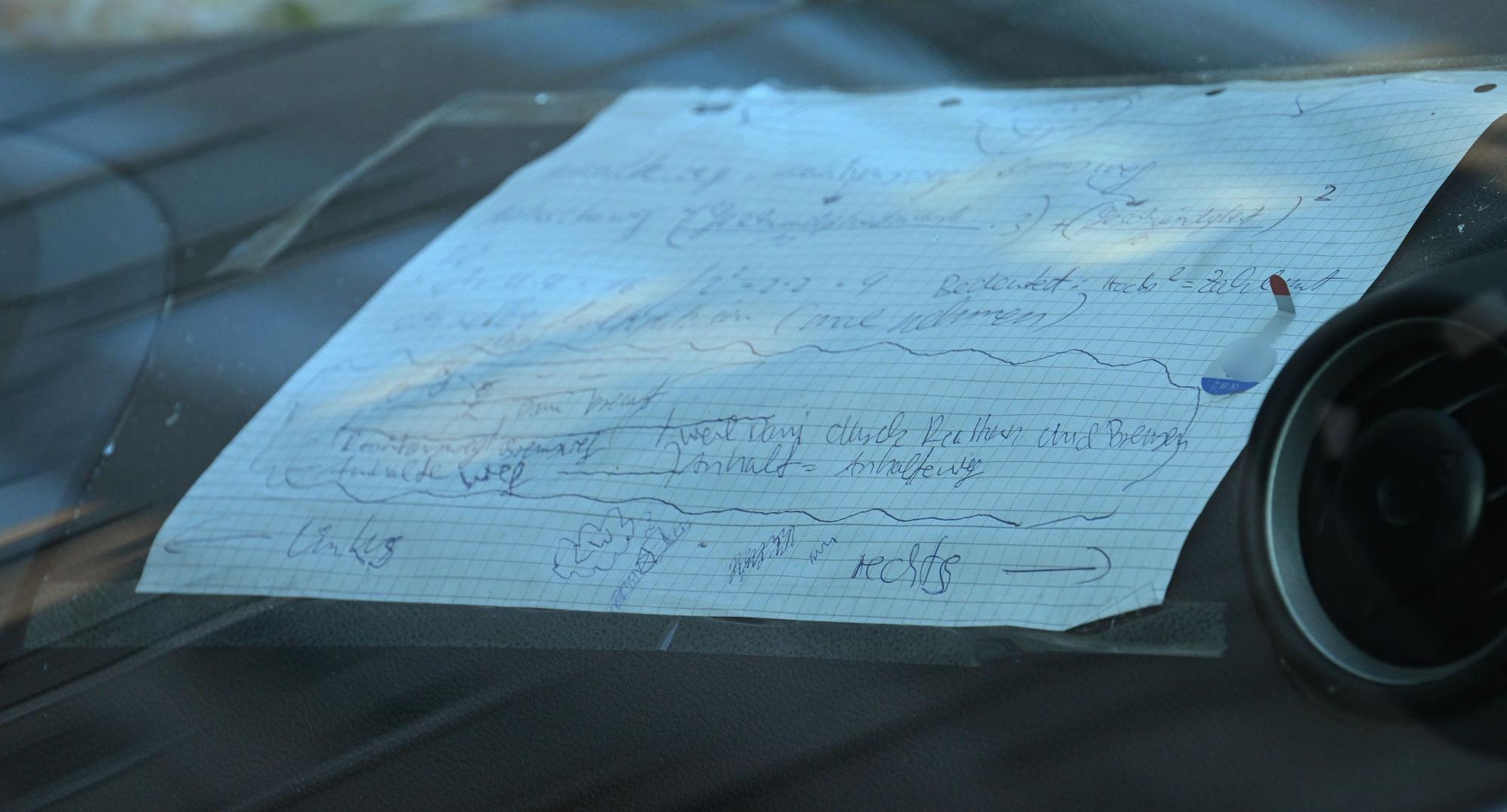 03.03.2025, Baden-Württemberg, Mannheim: Ein Zettel mit handschriftlichen Notizen klebt auf dem Armaturenbrett eines beschädigten Fahrzeugs, das an einer Zufahrt zur Rheinbrücke steht. Nach einem Vorfall mit einem Auto in der Mannheimer Innenstadt mit mindestens zwei Toten und mehreren Verletzten ist der mutmaßliche Fahrer nach Polizeiangaben festgenommen worden. Nach Polizeiangaben war ein Fahrzeug in eine Menschenmenge gefahren. Foto: Boris Roessler/dpa - ACHTUNG: Kennzeichen wurde(n) aus rechtlichen Gründen gepixelt +++ dpa-Bildfunk +++