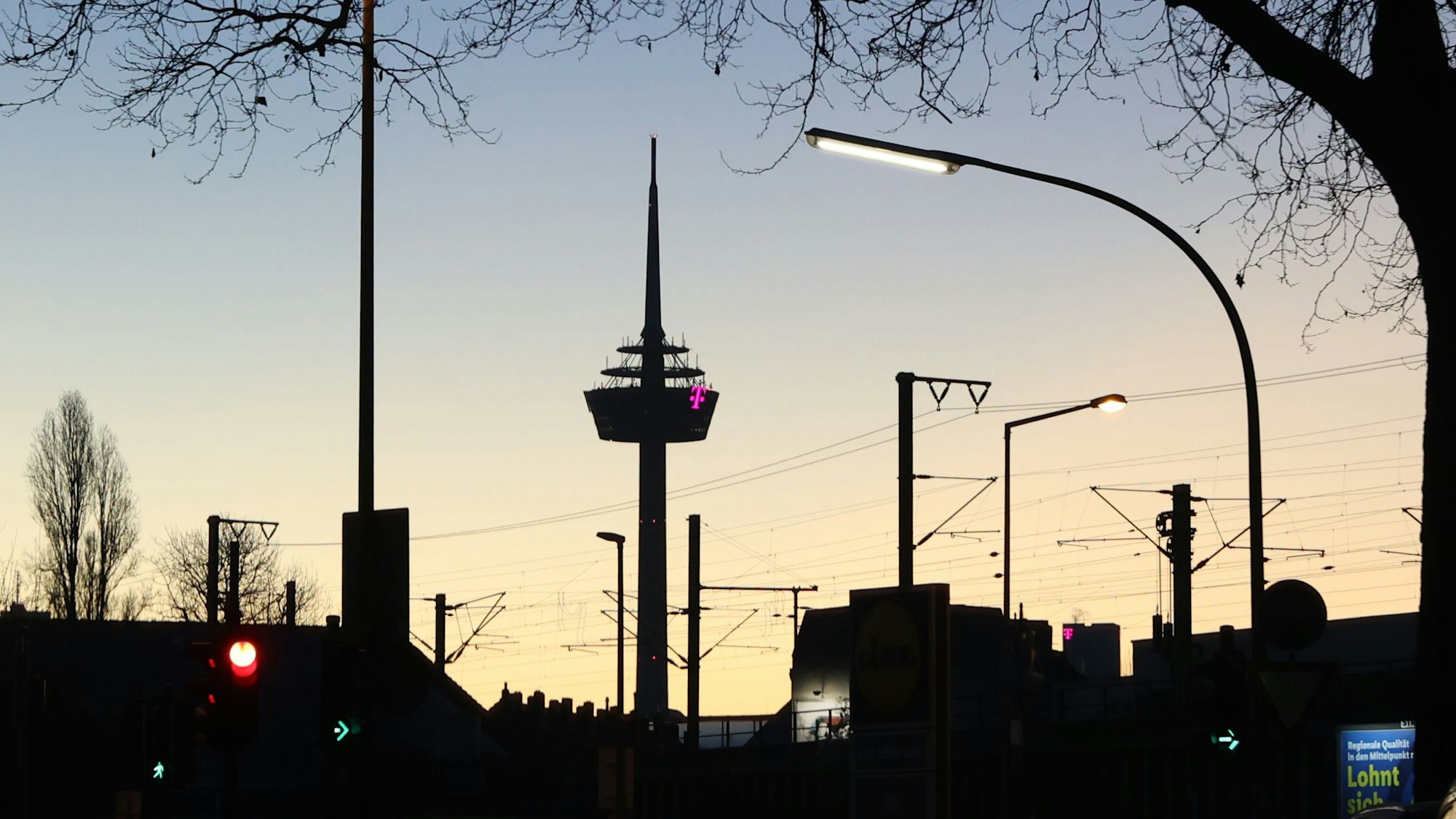 Der Colonius im Sonnenaufgang.