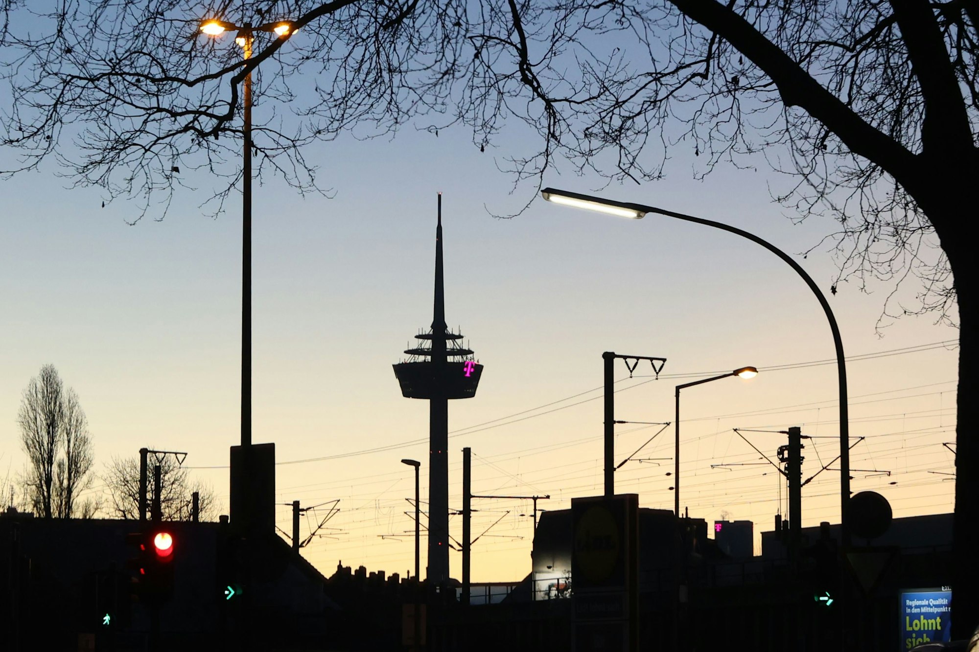 03.03.2025
Köln:
Rosenmontagszug:
Am frühen Morgen transportiert das Festkomitee Kölner Karneval alle Fahrzeuge des Rosenmontagszugs aus der Wagenhalle des Haus des Karnevals in die Südstadt. Reportage über den „Zug vor dem Zug“.
Colonius im Sonnenaufgang
Foto: Martina Goyert