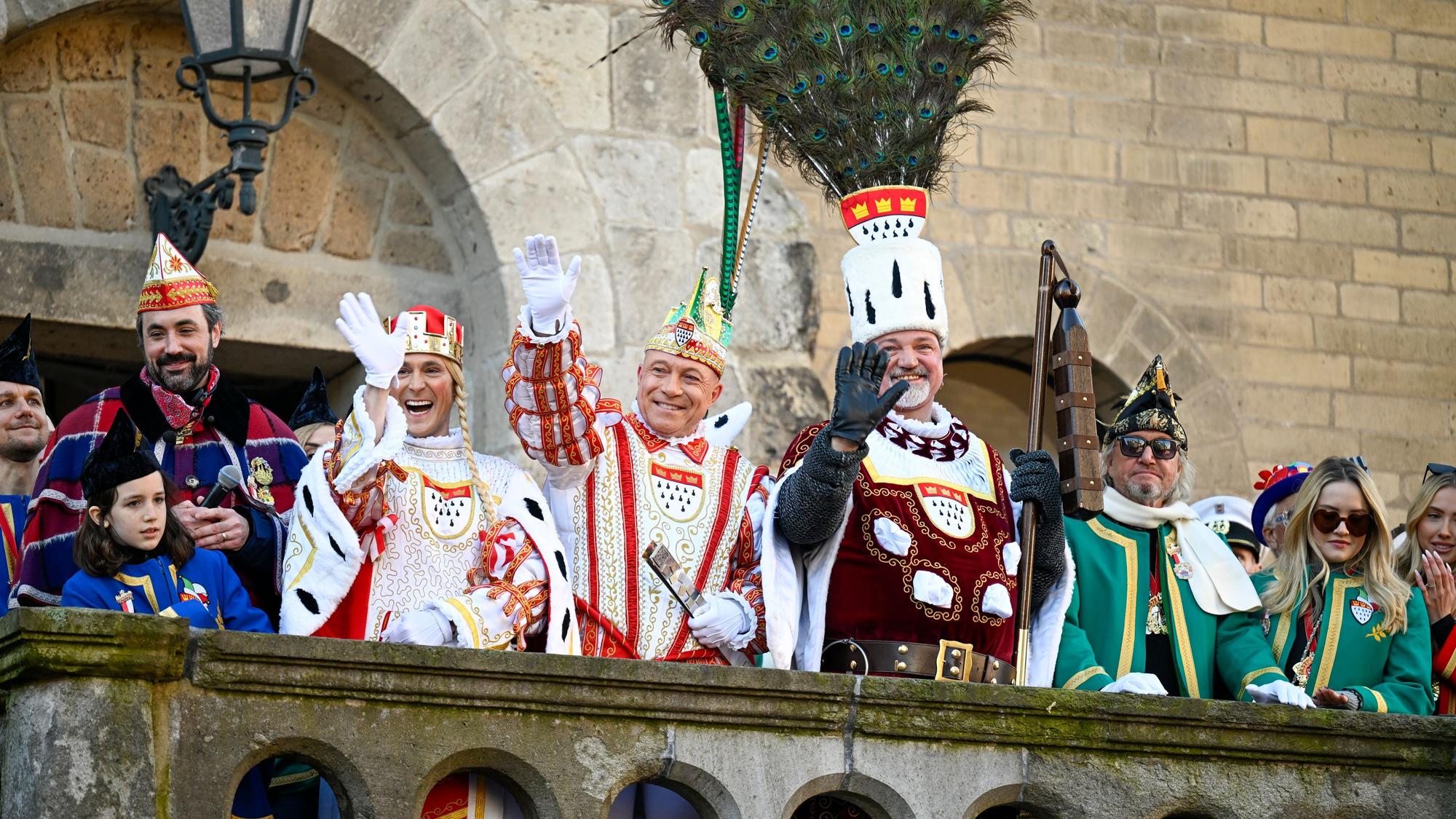 Das Dreigestirn begrüßt die Jecken beim Rosenmontagszug.